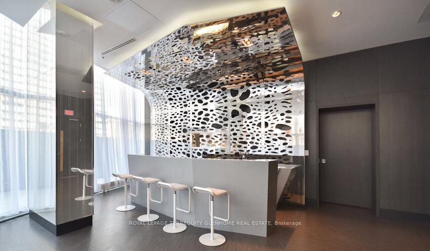 2 Bedrooms Condo at 14 York,  Toronto For sale