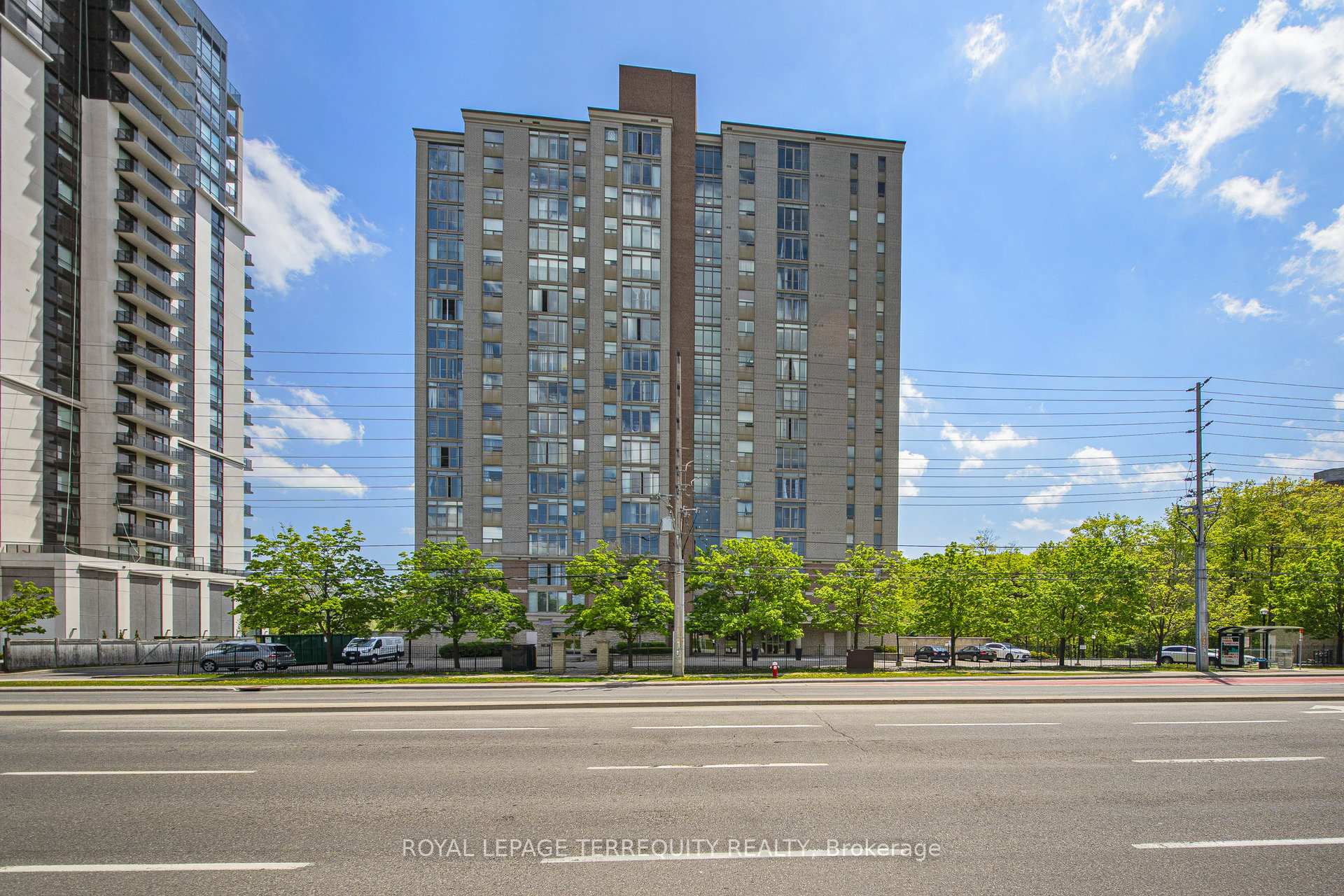 2 Bedrooms Condo at 200 Burnhamthorpe, Mississauga For sale