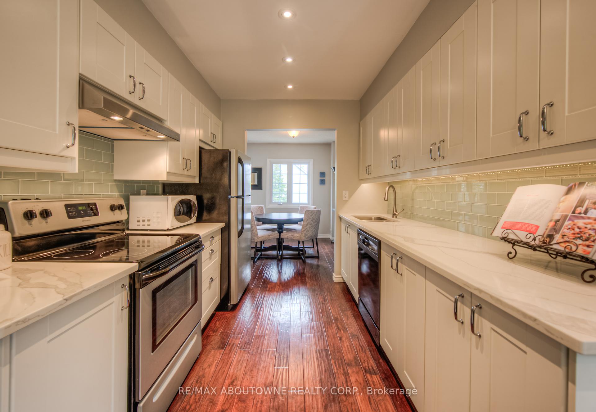 2 Bedrooms Condo at 2110 Cleaver, Burlington For sale