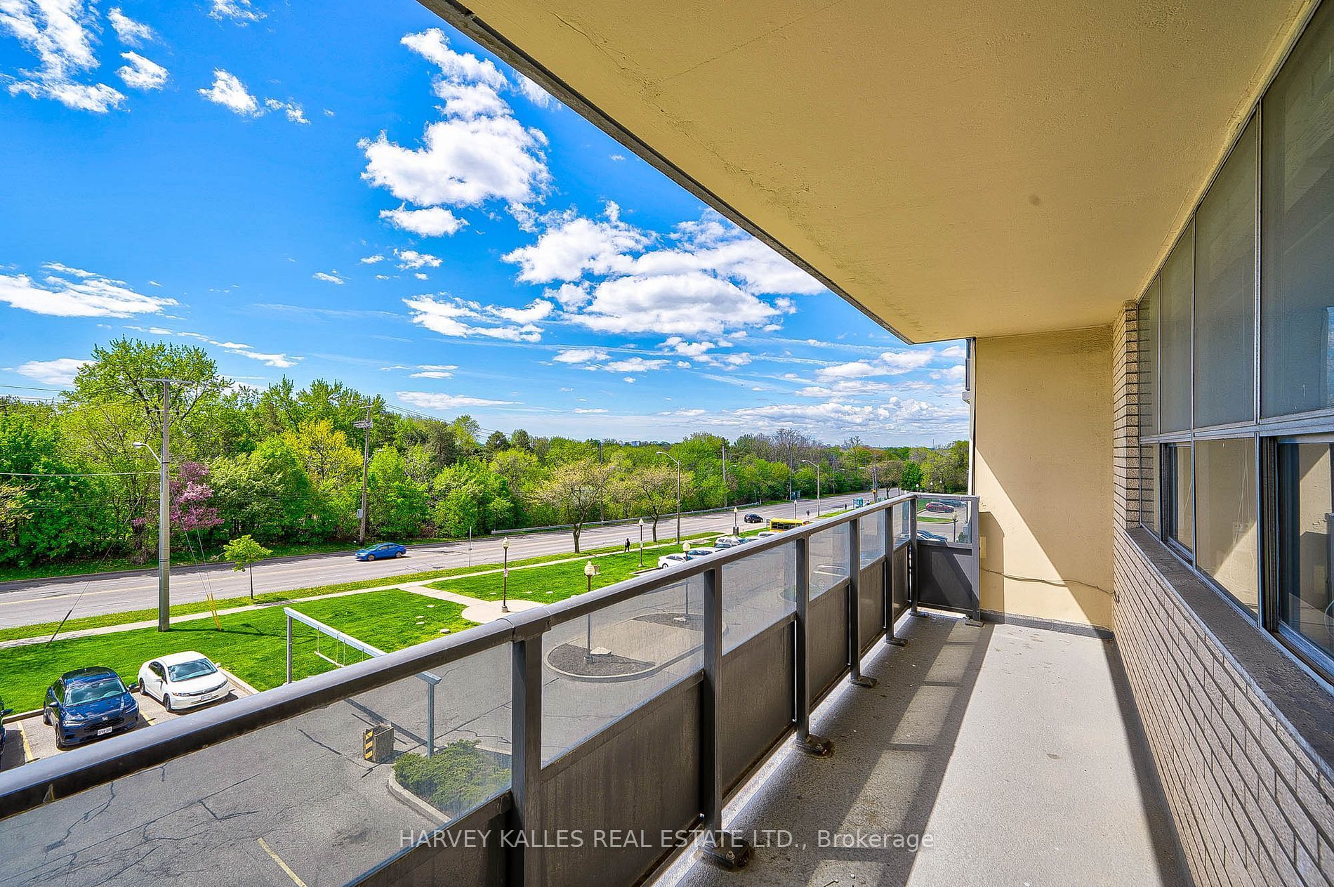 2000 Sheppard Avenue W 411