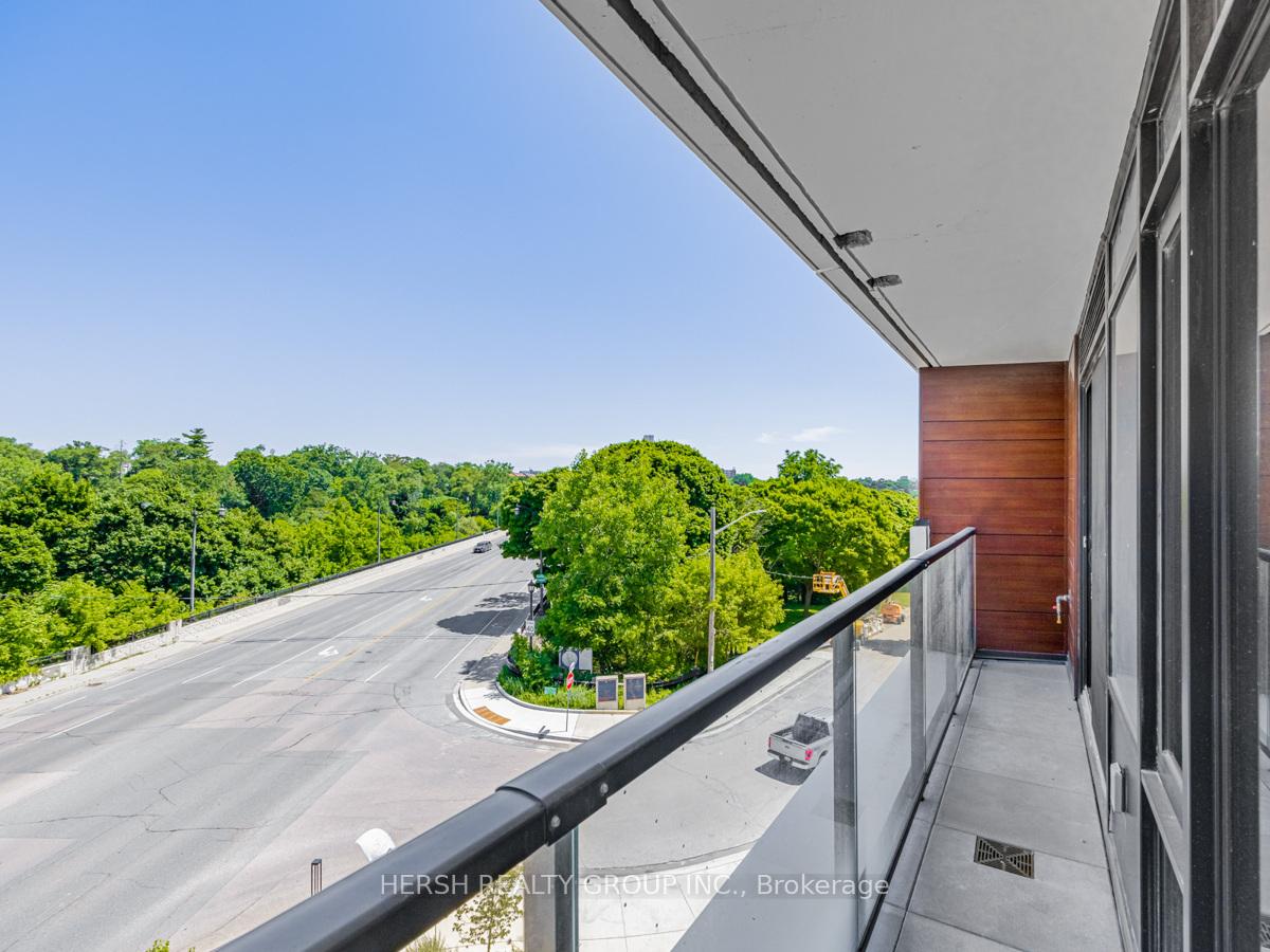 2 Bedrooms Condo at 160 Kingsway,  Toronto For sale