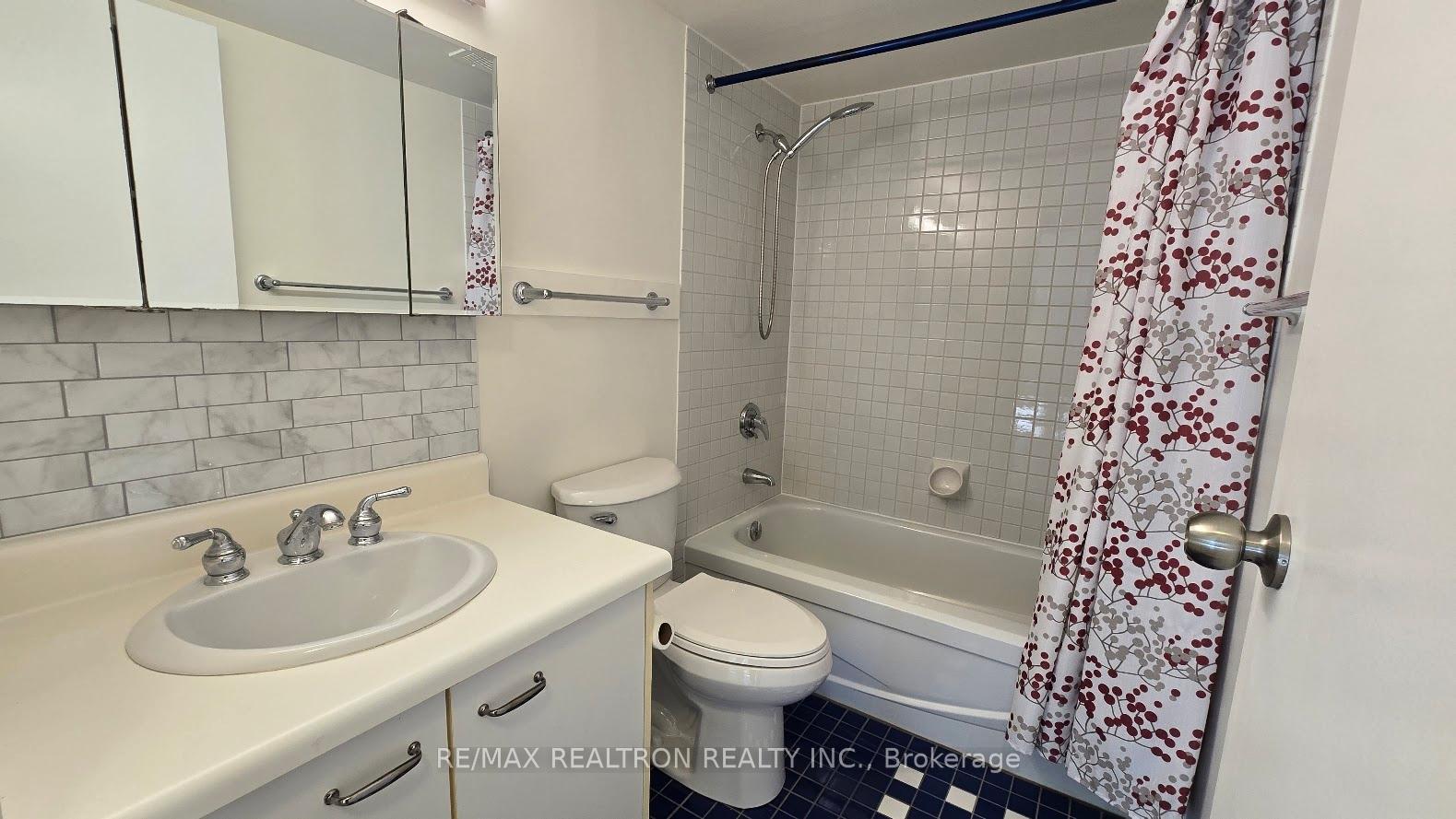 2 Bedrooms Condo at 70 Elmsthorpe, Toronto For sale