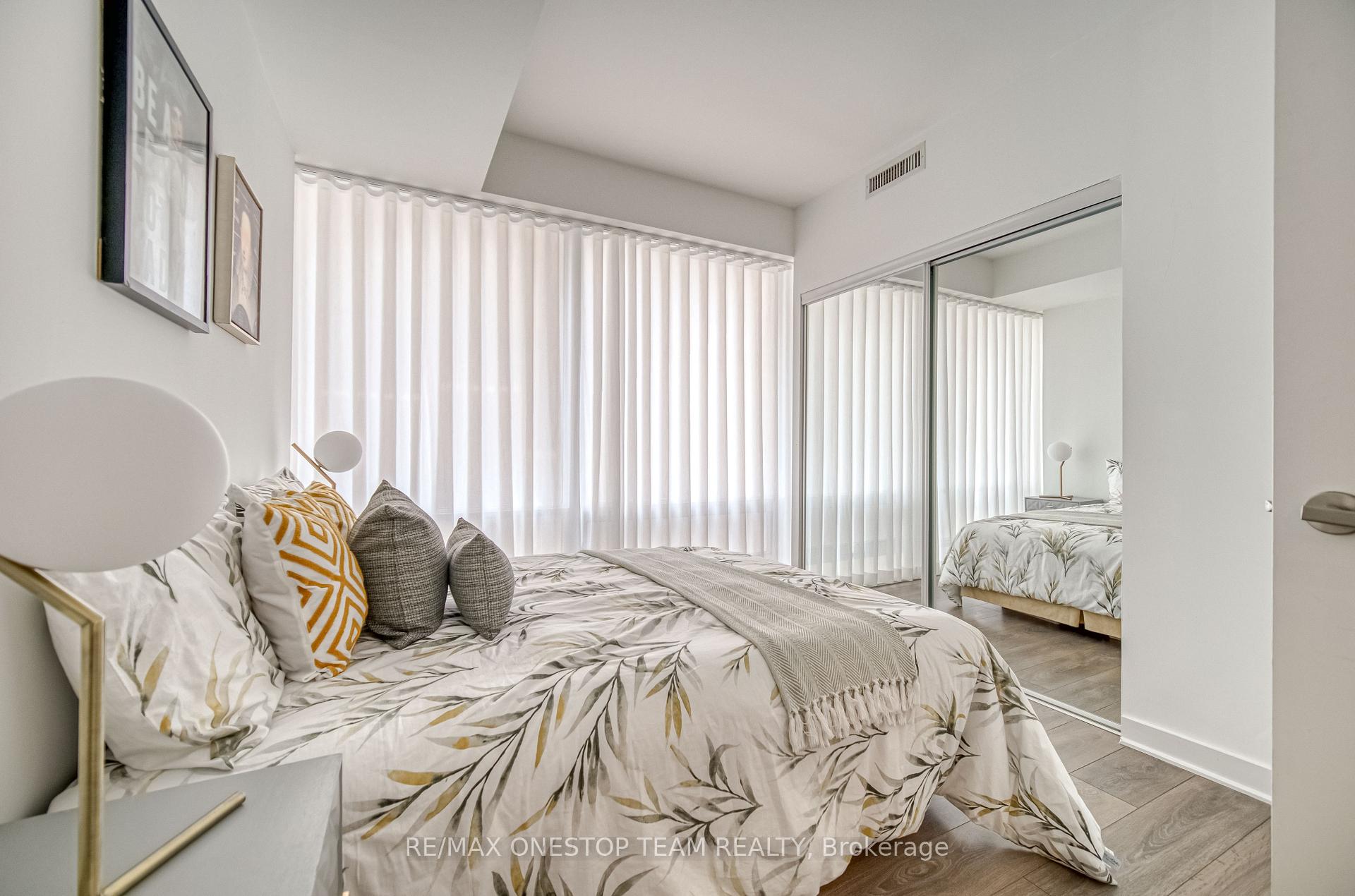 1 Bedroom Condo at 15 Grenville, Toronto For sale