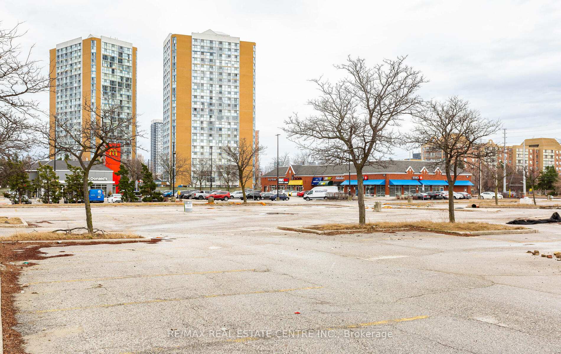 3 Bedrooms Condo at 45 Bristol,  Mississauga For sale