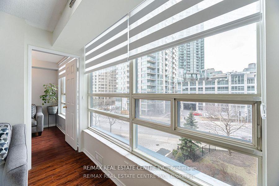 3 Bedrooms Condo at 250 Webb, Mississauga For sale