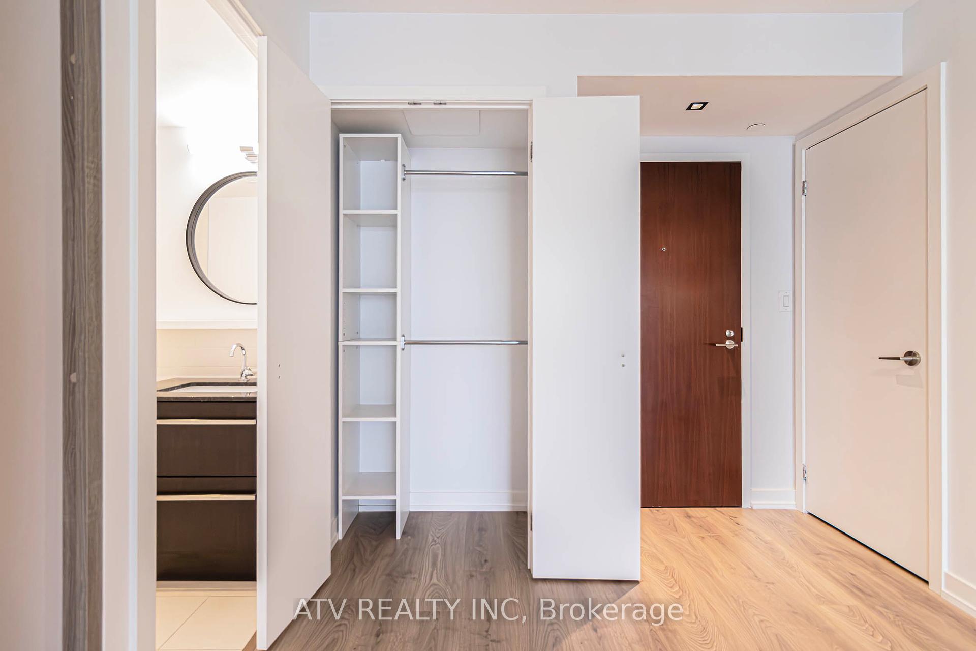 2 Bedrooms Condo at 160 Flemington, Toronto For sale