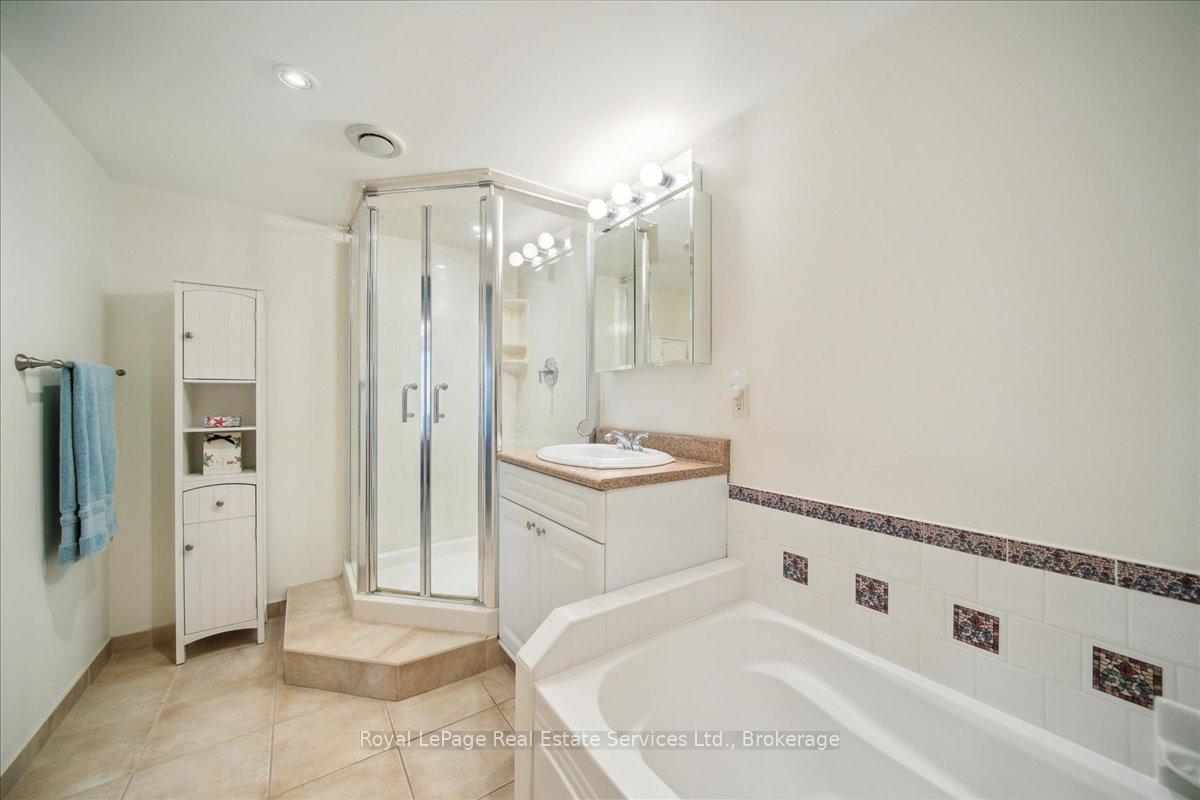 2 Bedrooms Condo at 2180 Marine, Oakville For sale