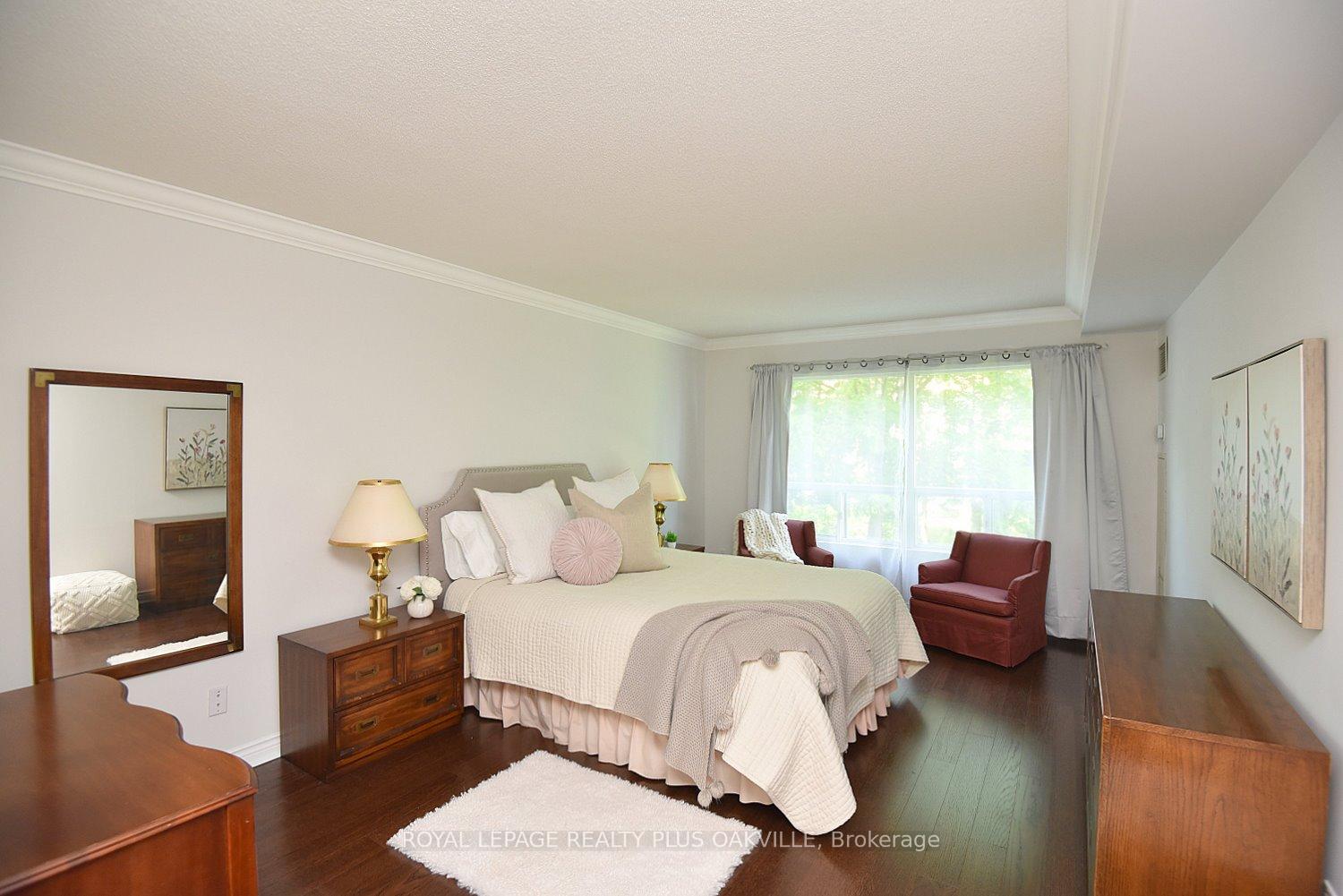 2 Bedrooms Condo at 2190 Lakeshore, Burlington For sale