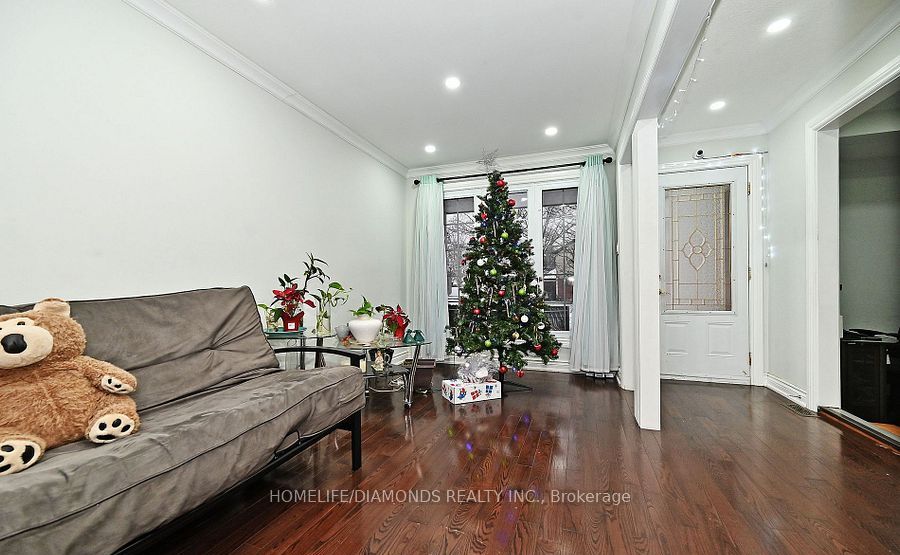 32 BARRINGTON Crescent