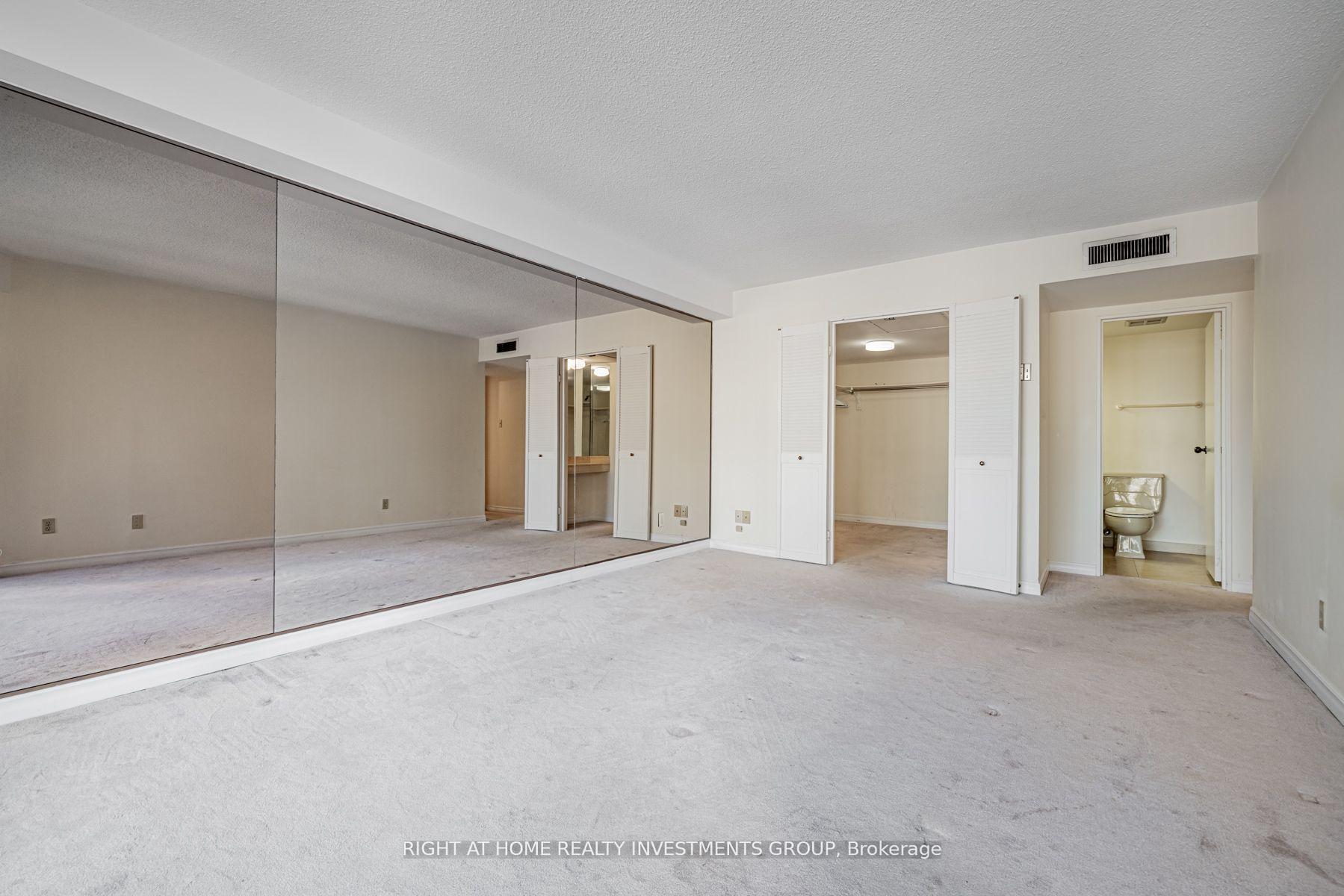3 Bedrooms Condo at 65 Harbour,  Toronto For sale