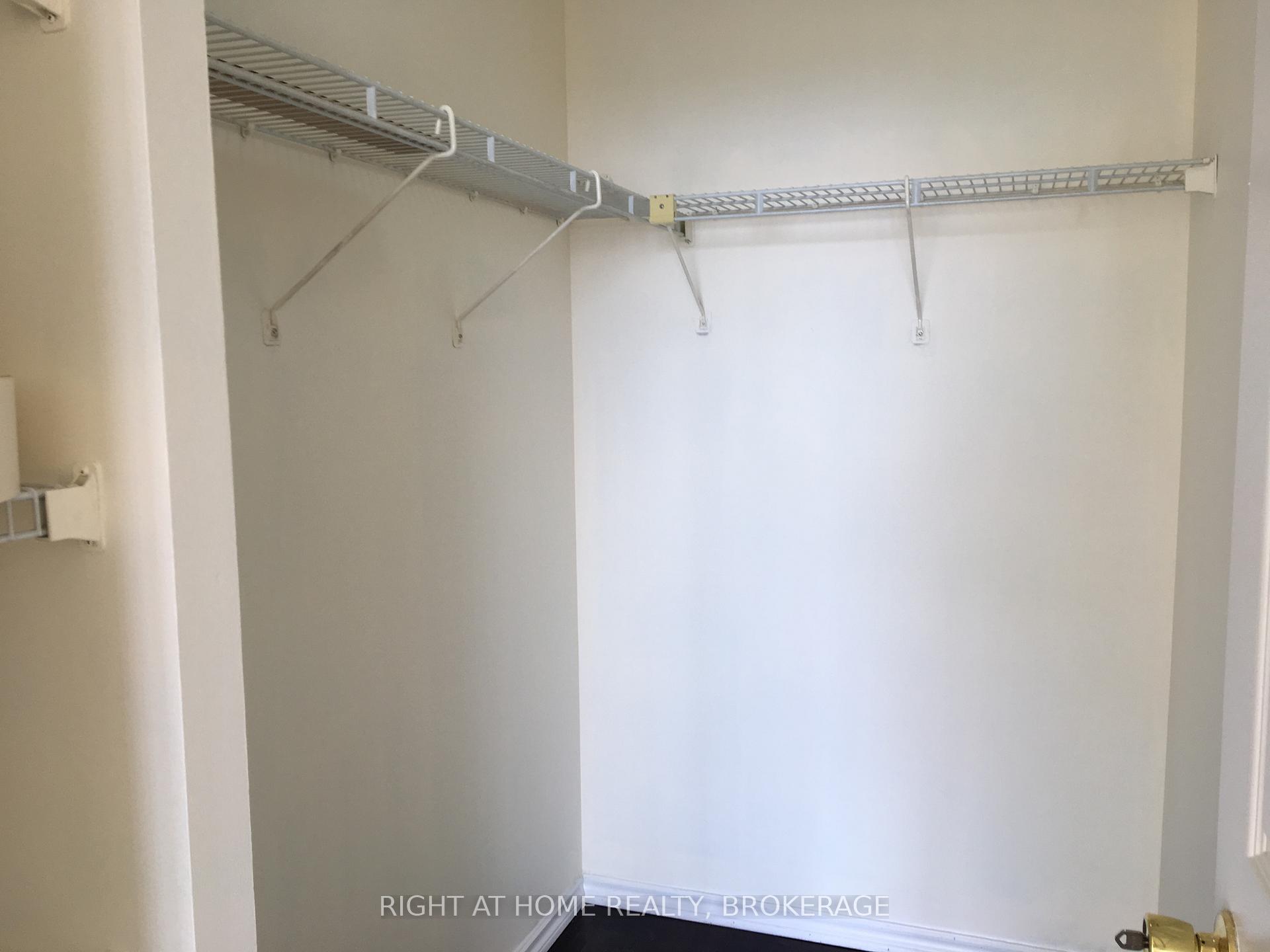 2 Bedrooms Condo at 285 Enfield, Mississauga For sale
