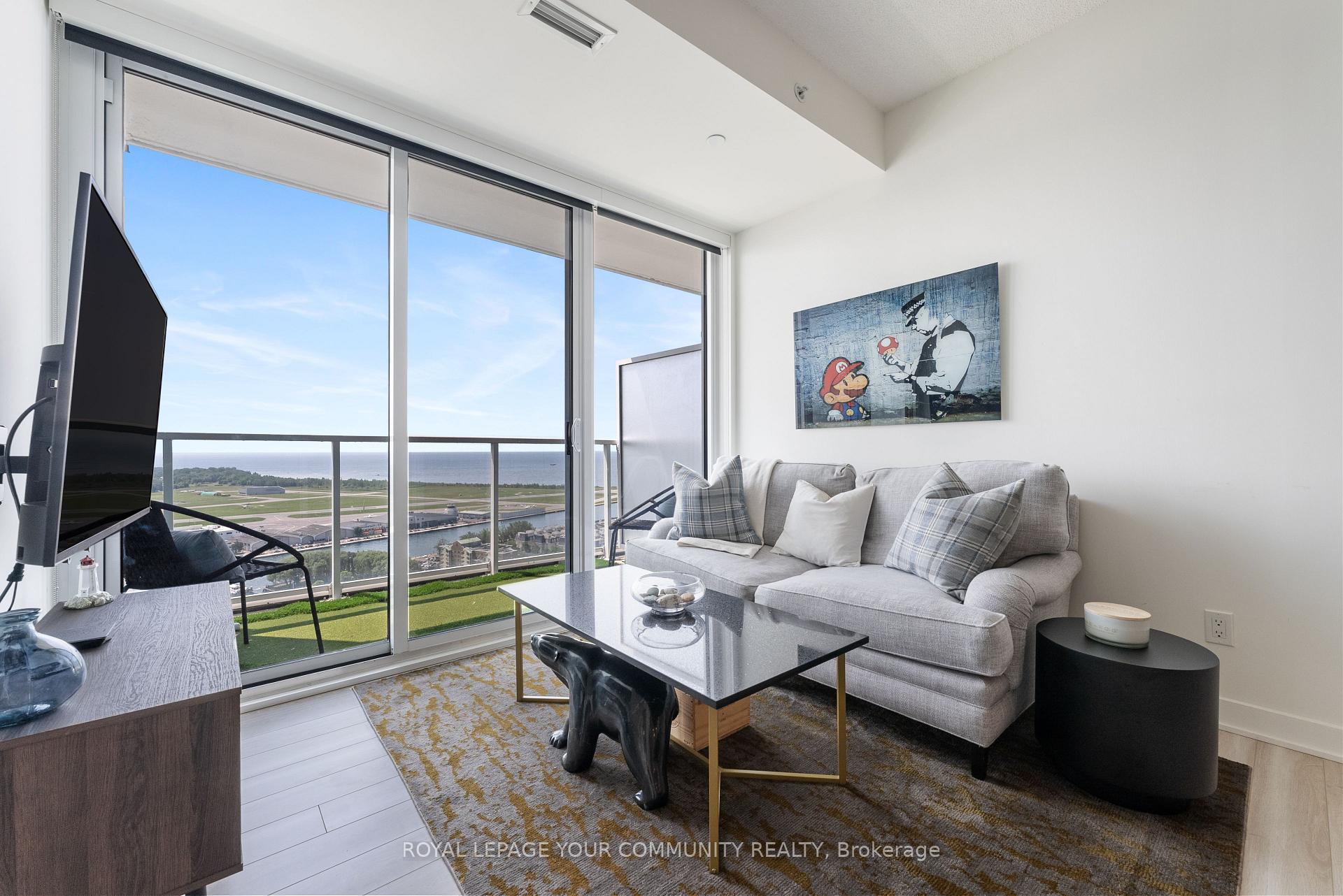 3 Bedrooms Condo at 17 Bathurst, Toronto For sale