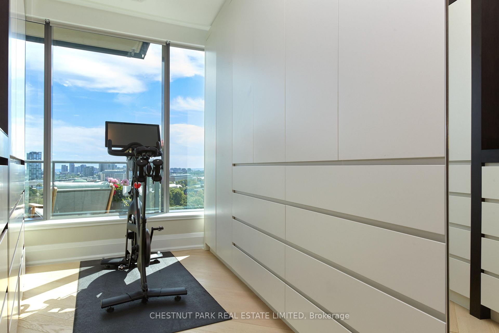 2 Bedrooms Condo at 77 Charles, Toronto For sale
