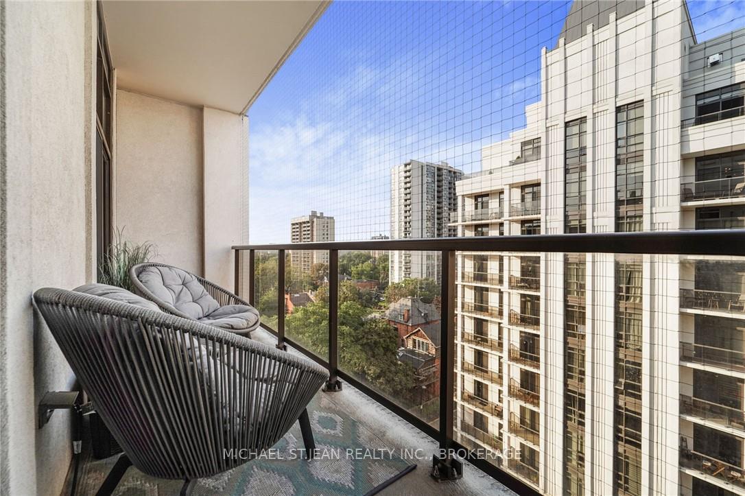 2 Bedrooms Condo at 90 Charlton,  Hamilton For sale