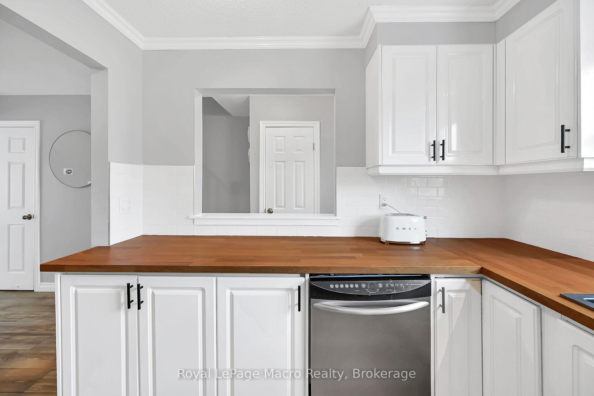 3 Bedrooms Condo at 10 Angus, Hamilton For sale
