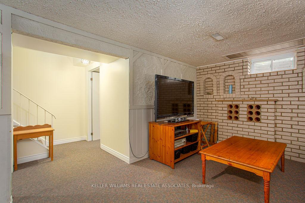 3 Bedrooms Condo at 2216 Upper Middle, Burlington For sale