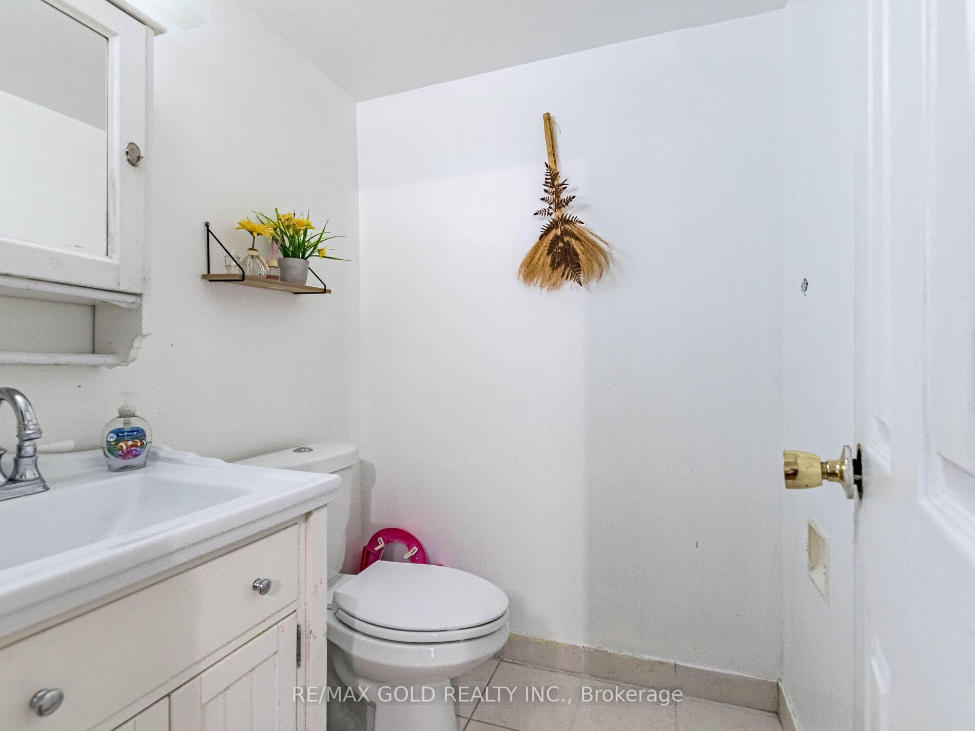 3 Bedrooms Condo at 3555 Derry,  Mississauga For sale