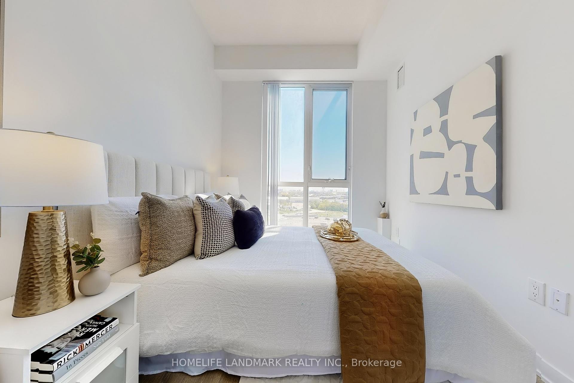 2 Bedrooms Condo at 60 Honeycrisp, Vaughan For sale
