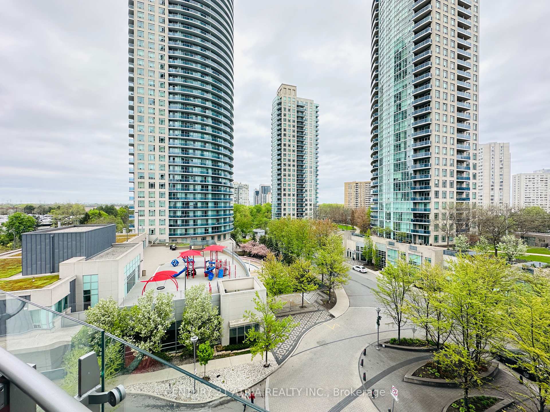 2 Bedrooms Condo at 50 Absolute, Mississauga For sale