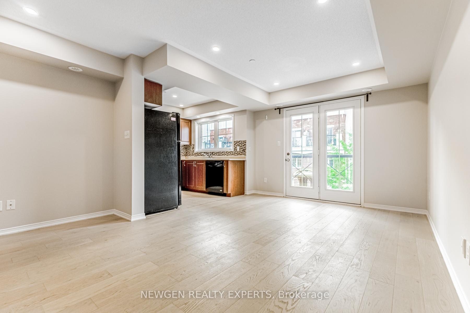 2 Bedrooms Condo at 51 Hays, Oakville For sale