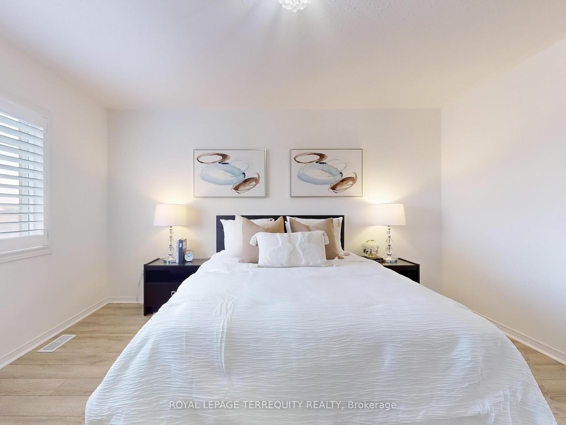 4 Bedrooms Condo at 6399 Spinnaker,  Mississauga For sale