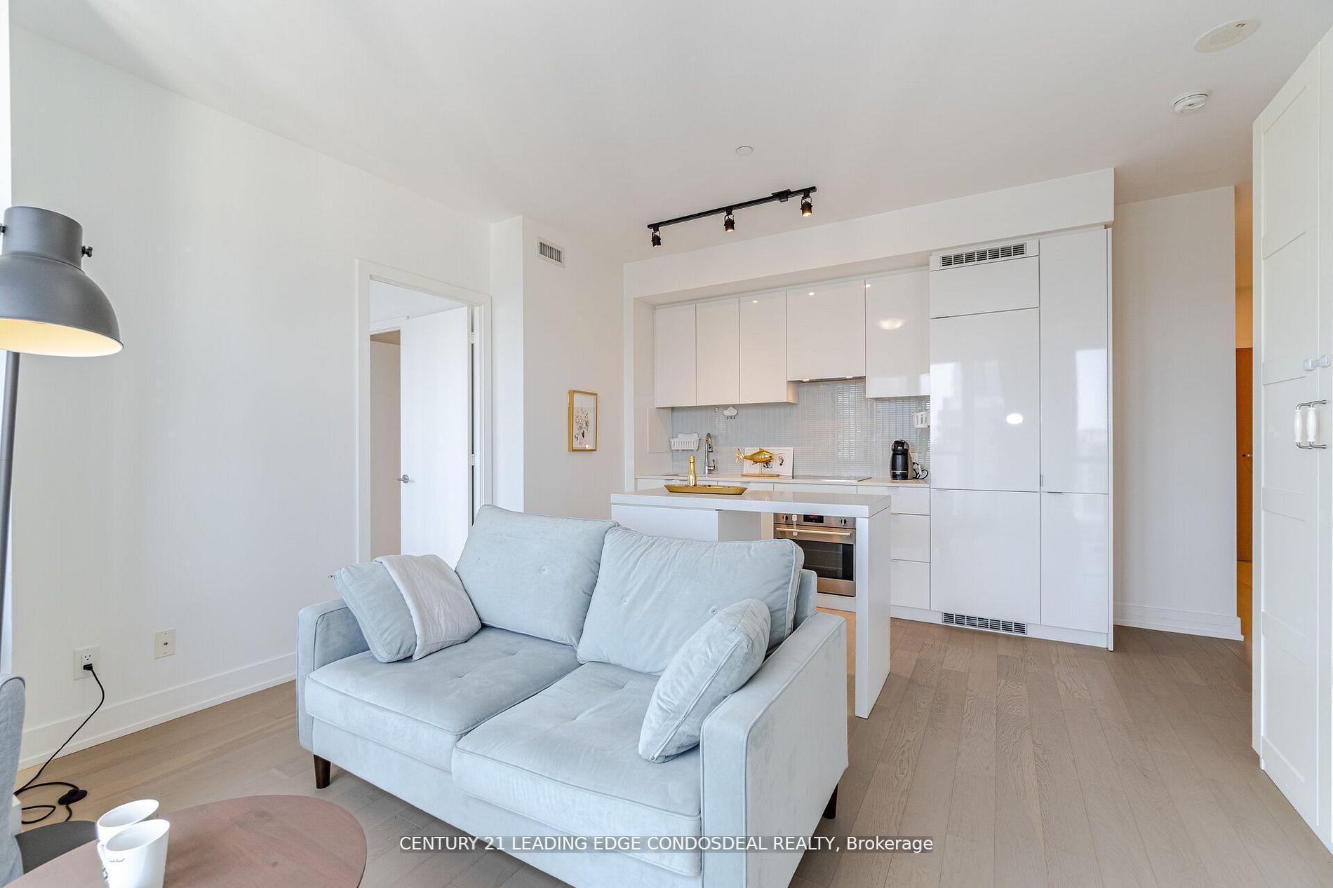 2 Bedrooms Condo at 7 Grenville, Toronto For sale