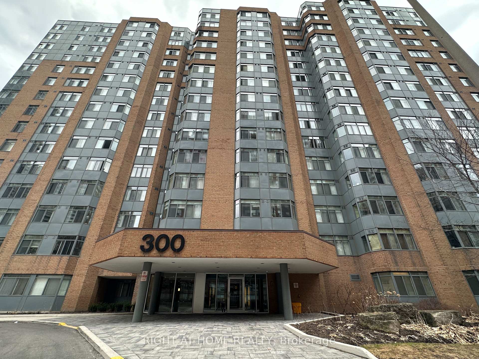 3 Bedrooms Condo at 300 Webb,  Mississauga For sale