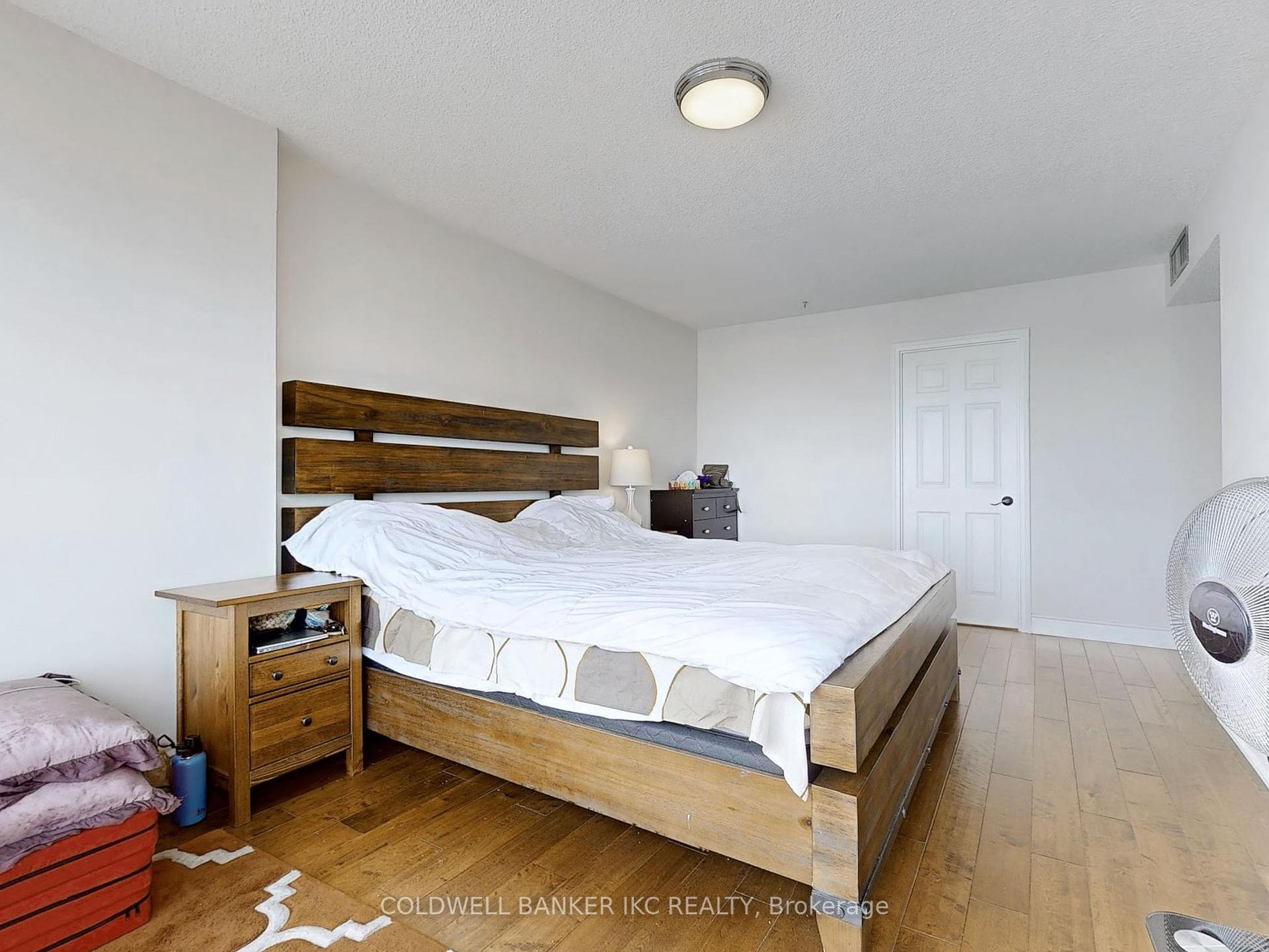 3 Bedrooms Condo at 4235 Sherwoodtowne, Mississauga For sale