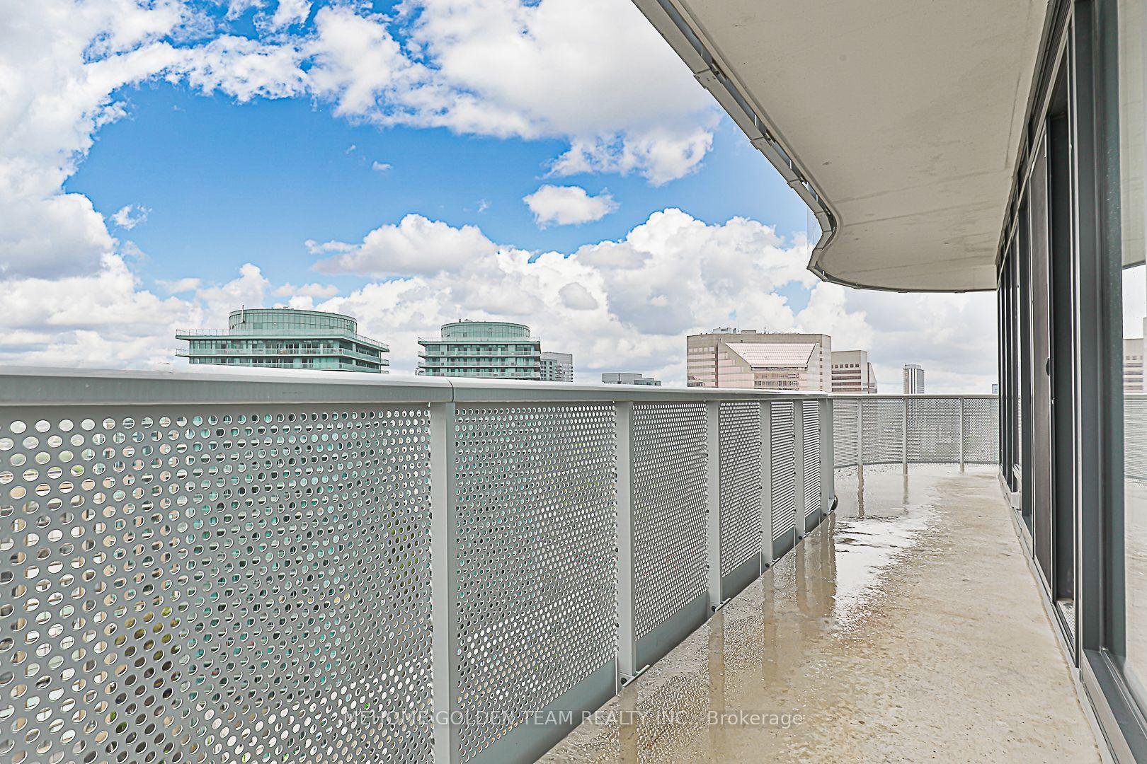 3 Bedrooms Condo at 15 Holmes, Toronto For sale