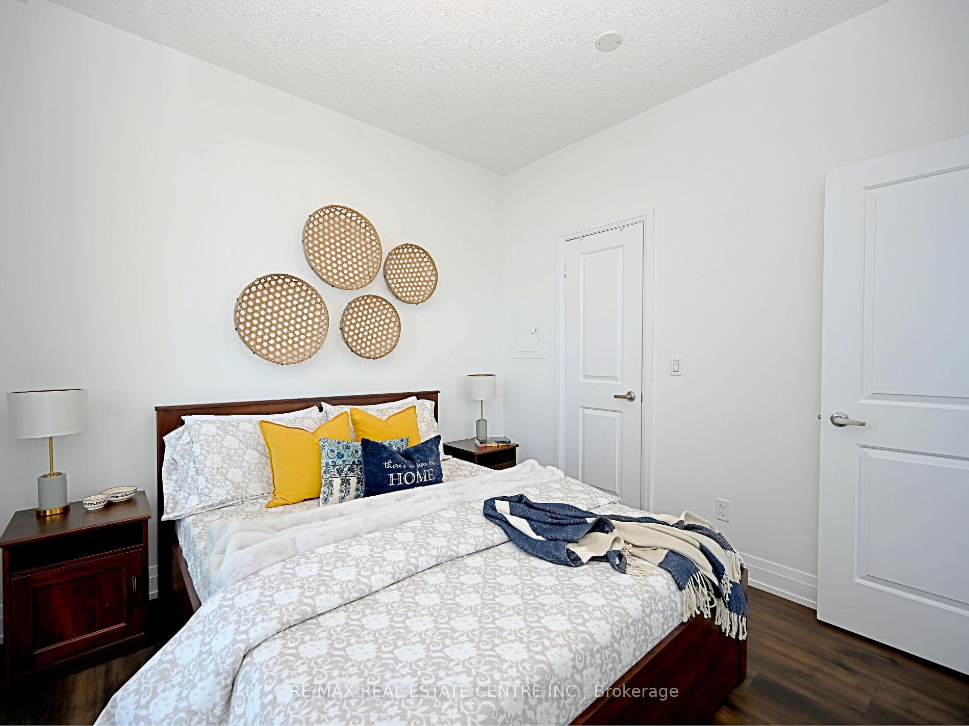 2 Bedrooms Condo at 65 Speers, Oakville For sale