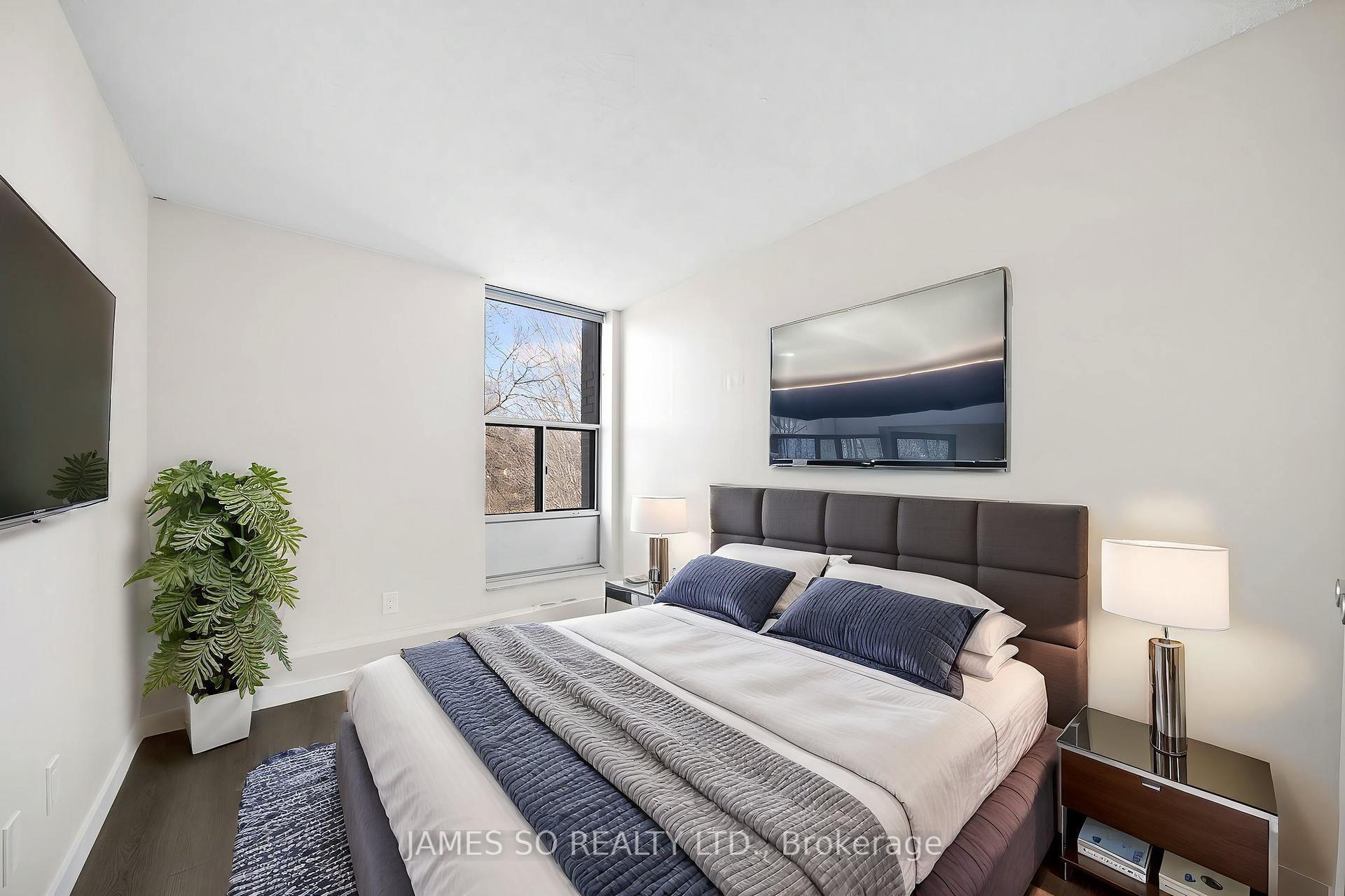 3 Bedrooms Condo at 20 Fashion Roseway,  Toronto For sale
