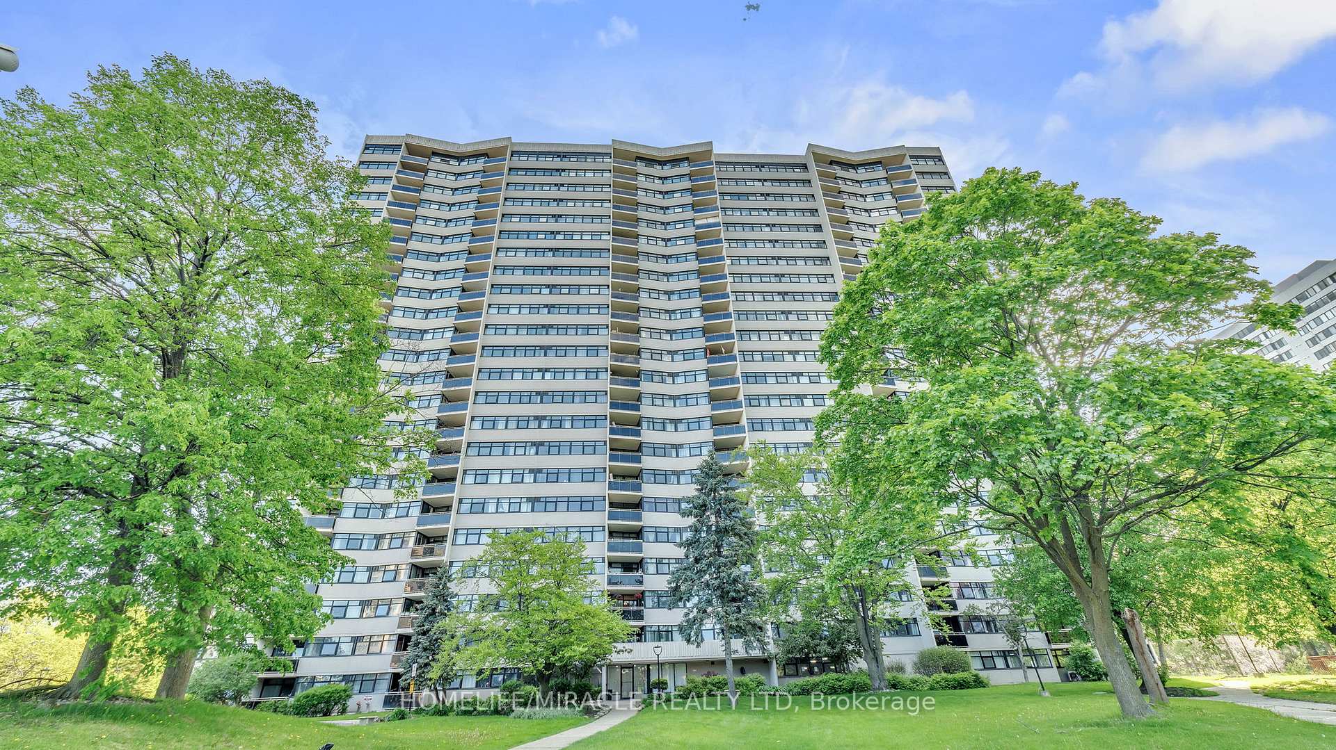 3 Bedrooms Condo at 100 Echo, Toronto For sale