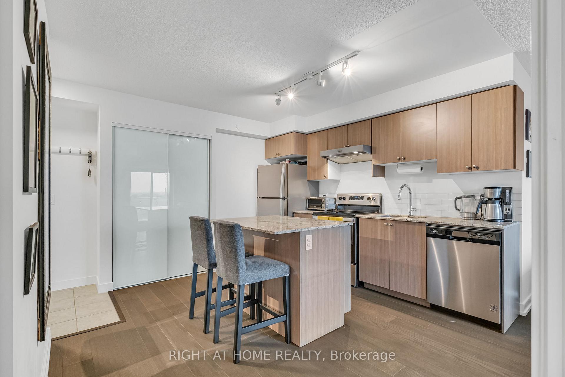 2 Bedrooms Condo at 10 Wilby, Toronto For sale