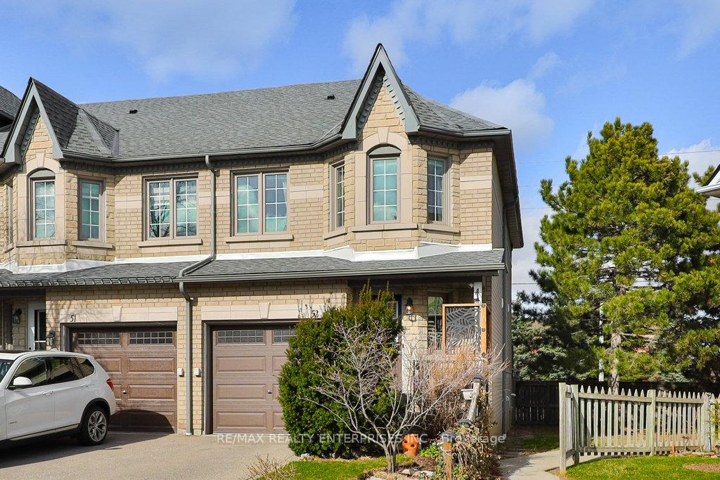 3 Bedrooms Condo at 455 Apache, Mississauga For sale
