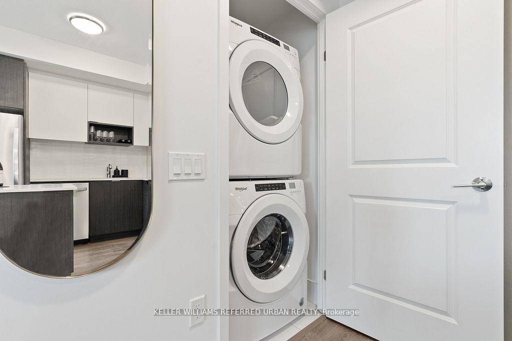 2 Bedrooms Condo at 202 Burnhamthorpe, Mississauga For sale