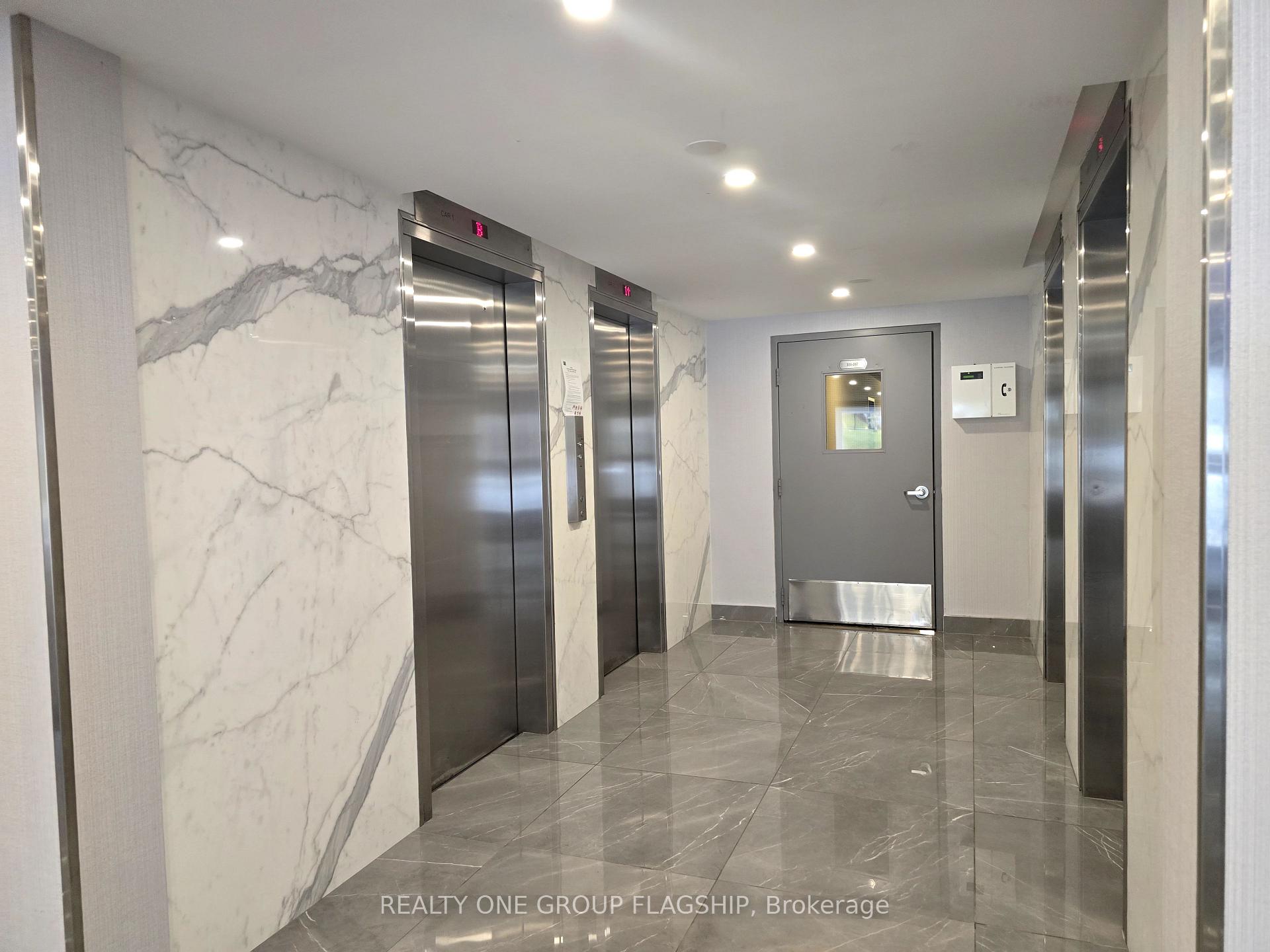 3 Bedrooms Condo at 10 Edgecliff,  Toronto For sale