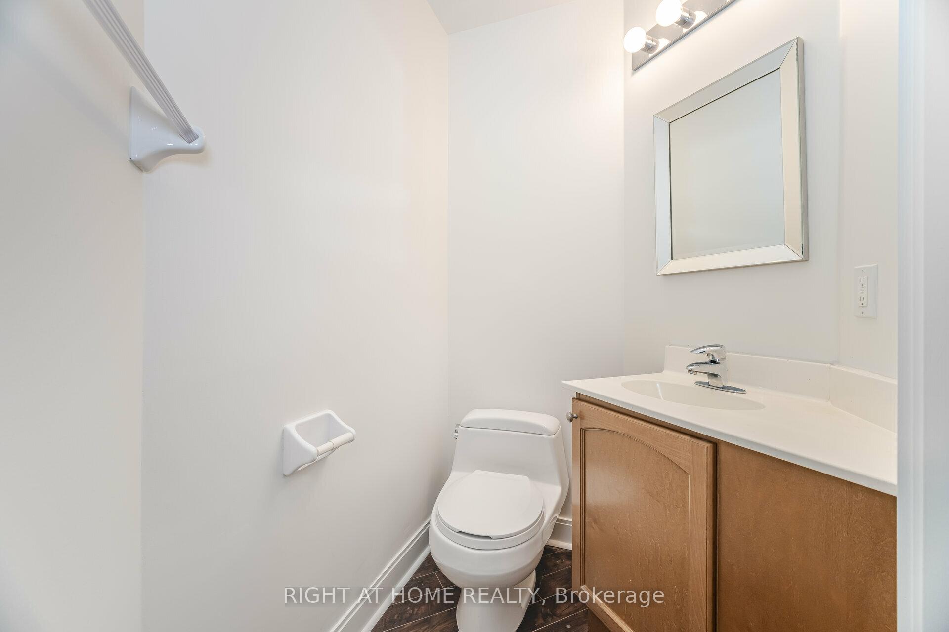 2 Bedrooms Condo at 70 Absolute, Mississauga For sale