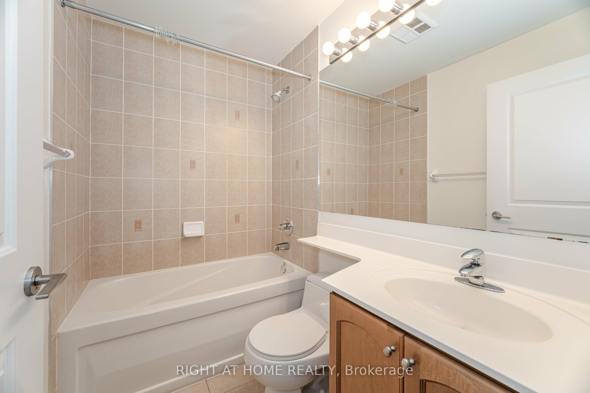 2 Bedrooms Condo at 70 Absolute, Mississauga For sale