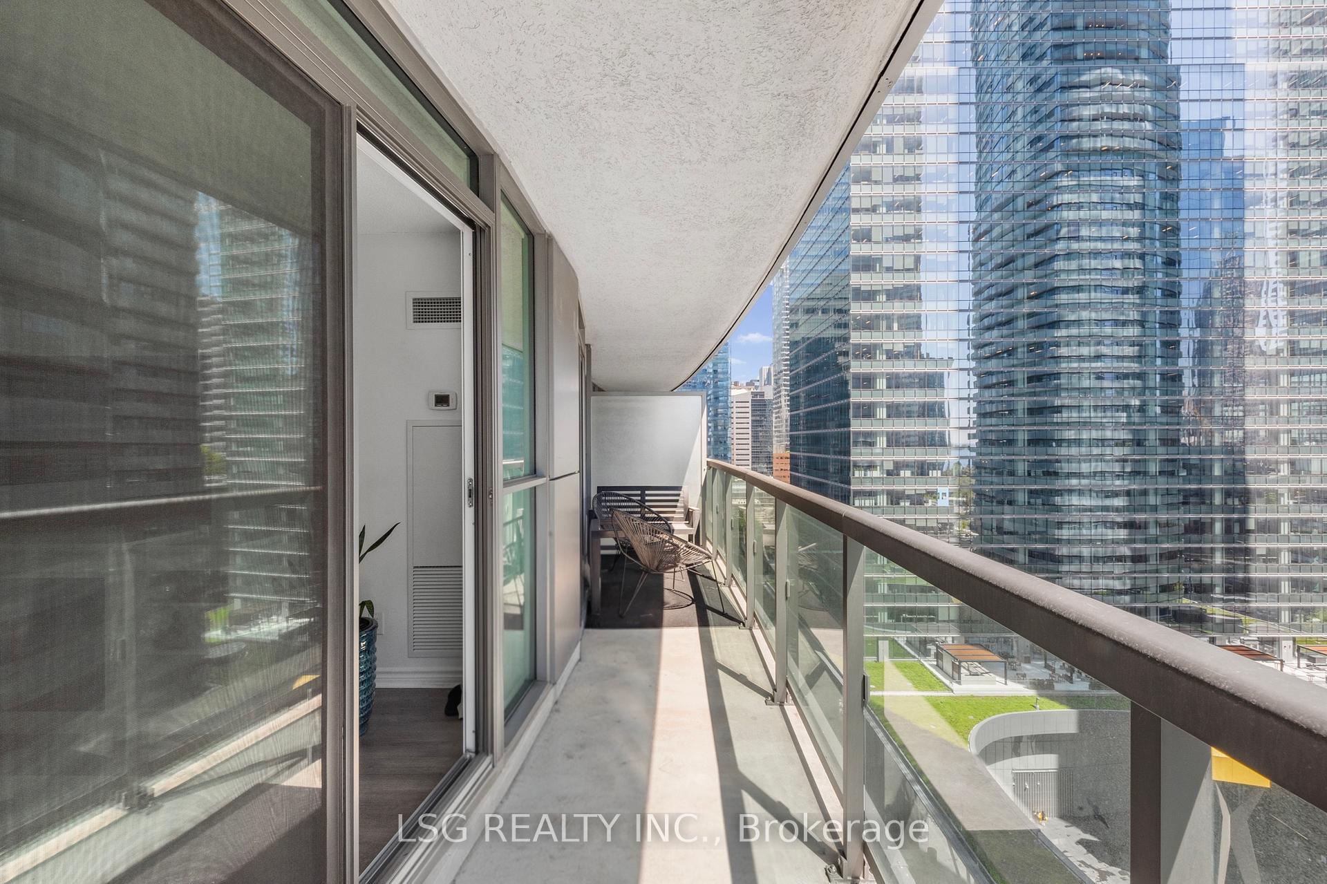 2 Bedrooms Condo at 19 Grand Trunk, Toronto For sale