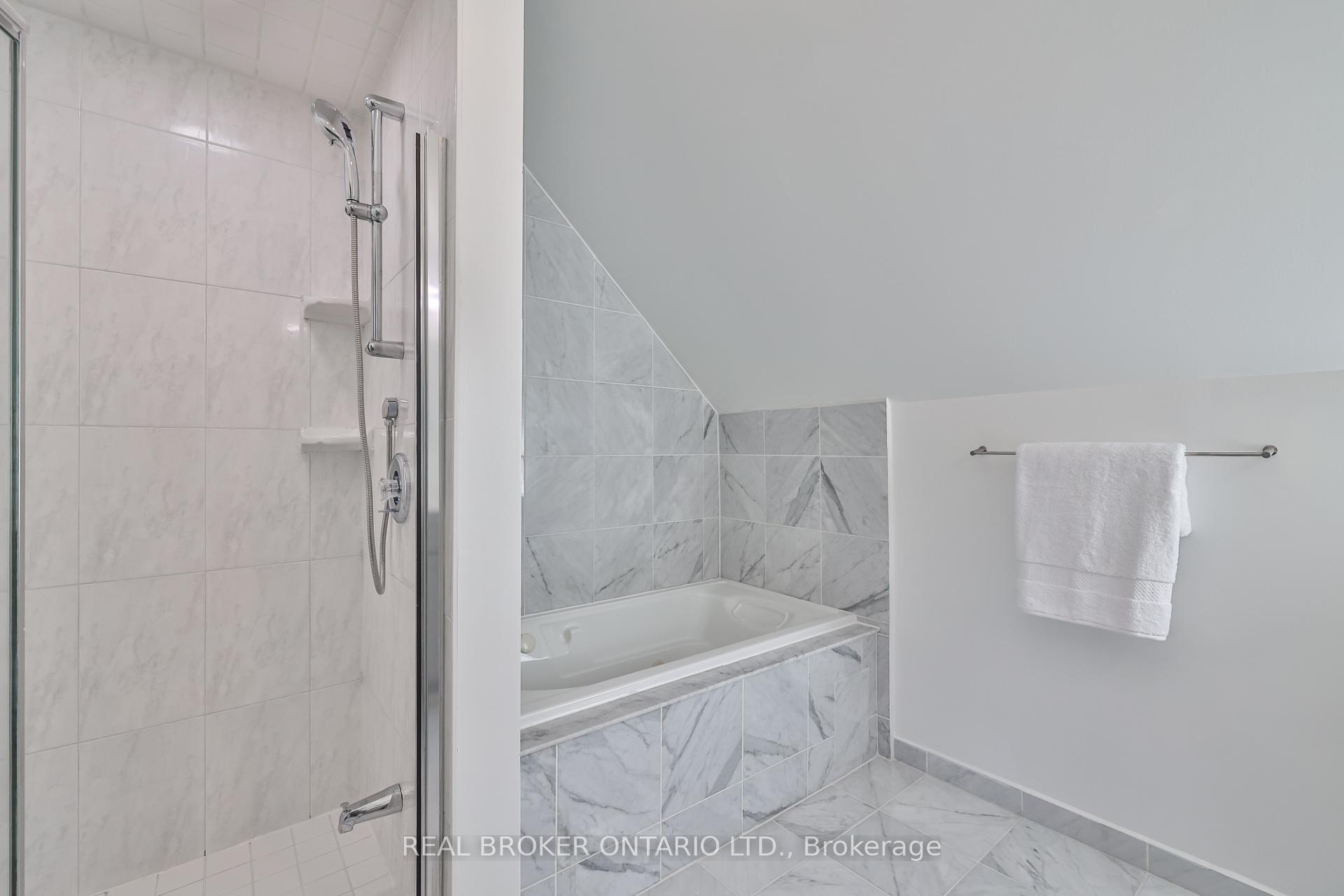 2 Bedrooms Condo at 195 Poplar Plains, Toronto For sale