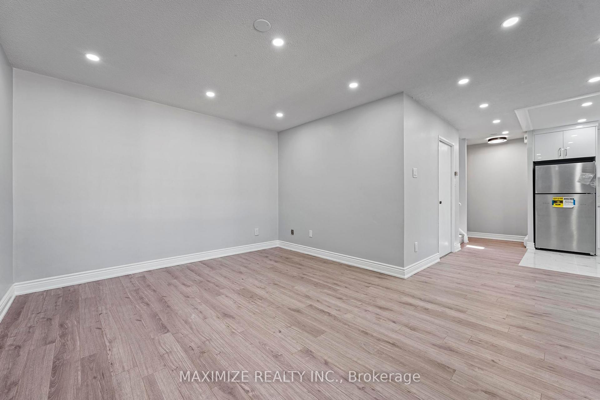 3 Bedrooms Condo at 1055 Dundas,  Mississauga For sale