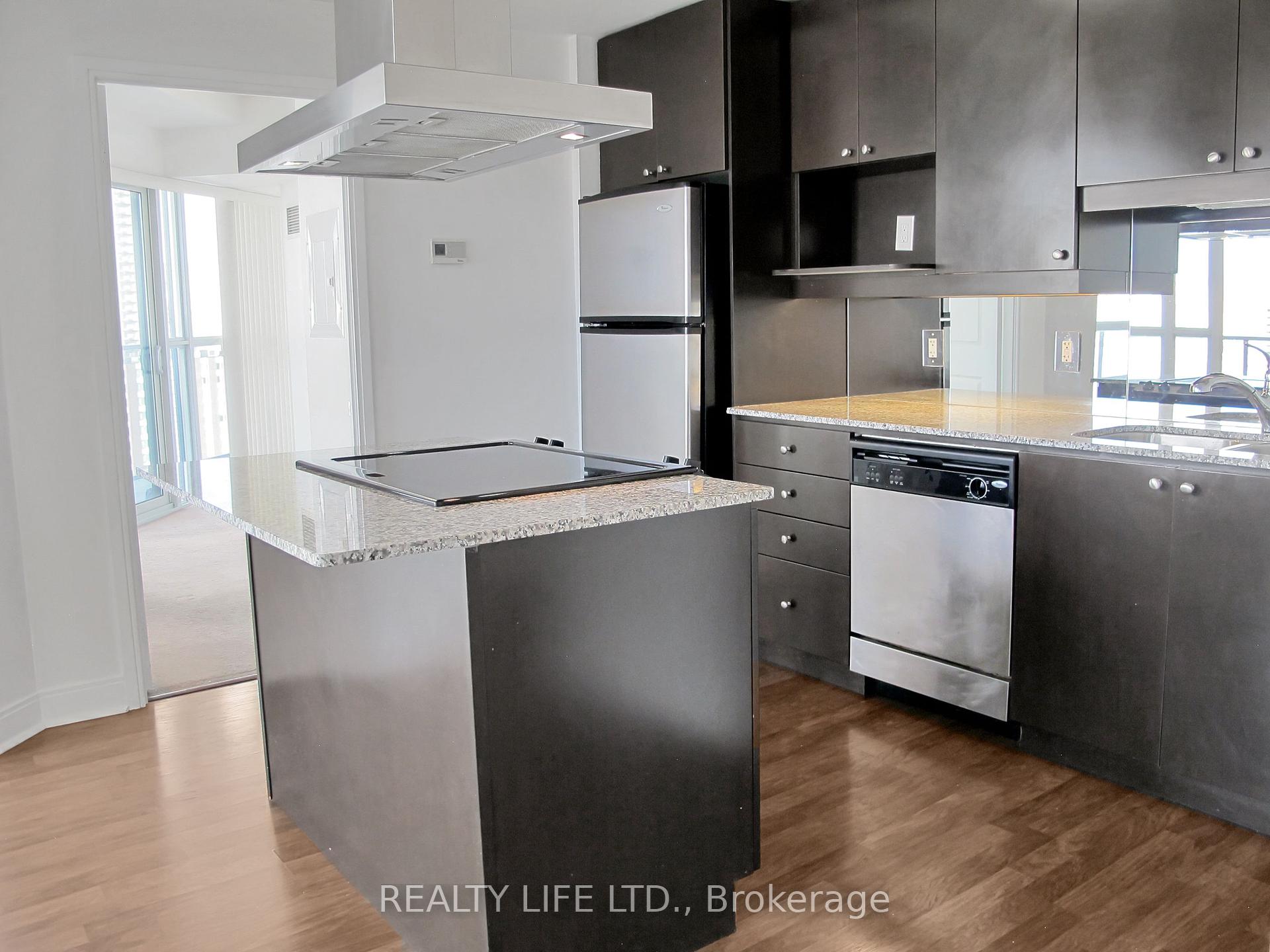 2 Bedrooms Condo at 60 Absolute, Mississauga For sale