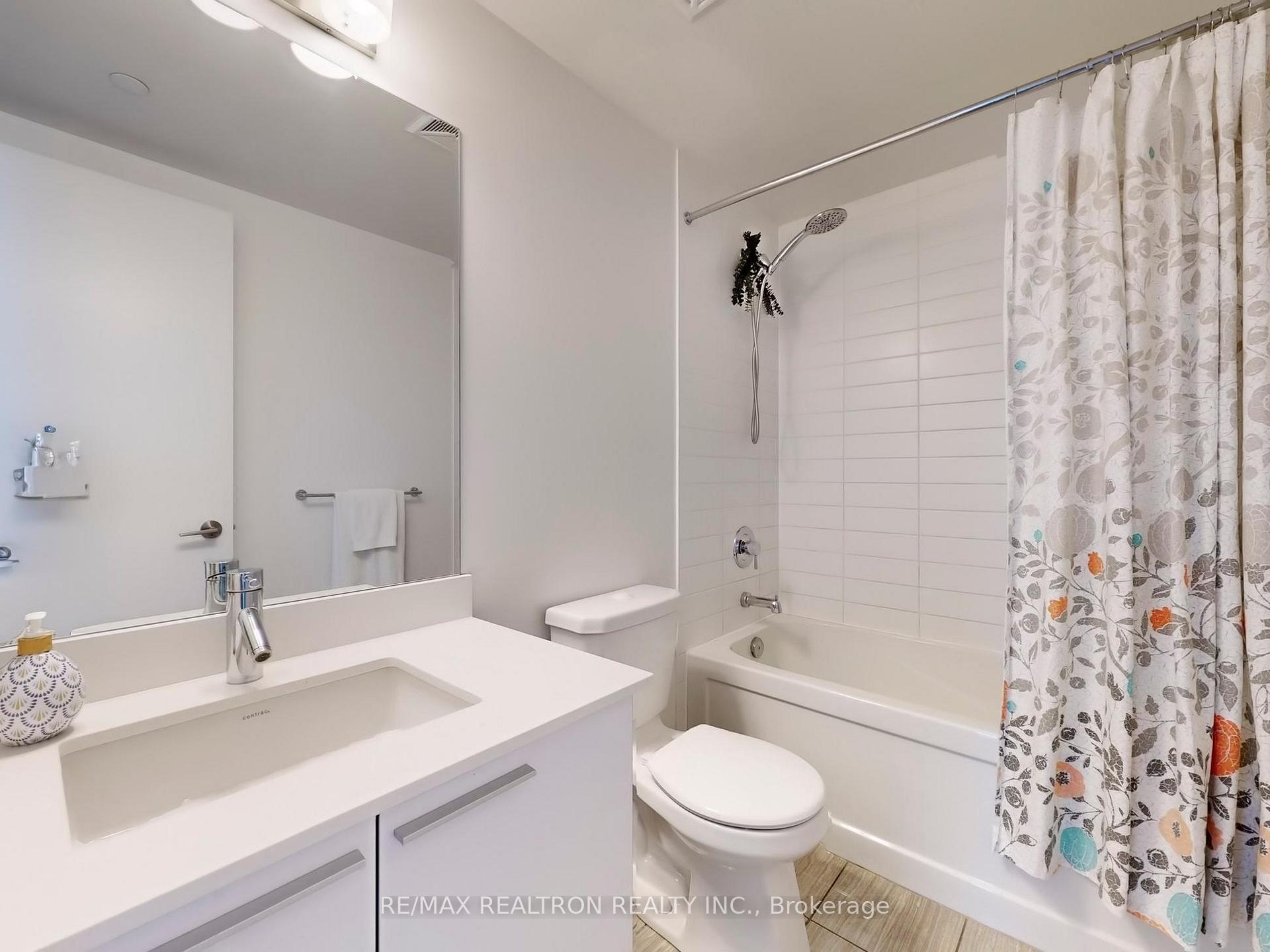 3 Bedrooms Condo at 10 Park Lawn, Toronto For sale