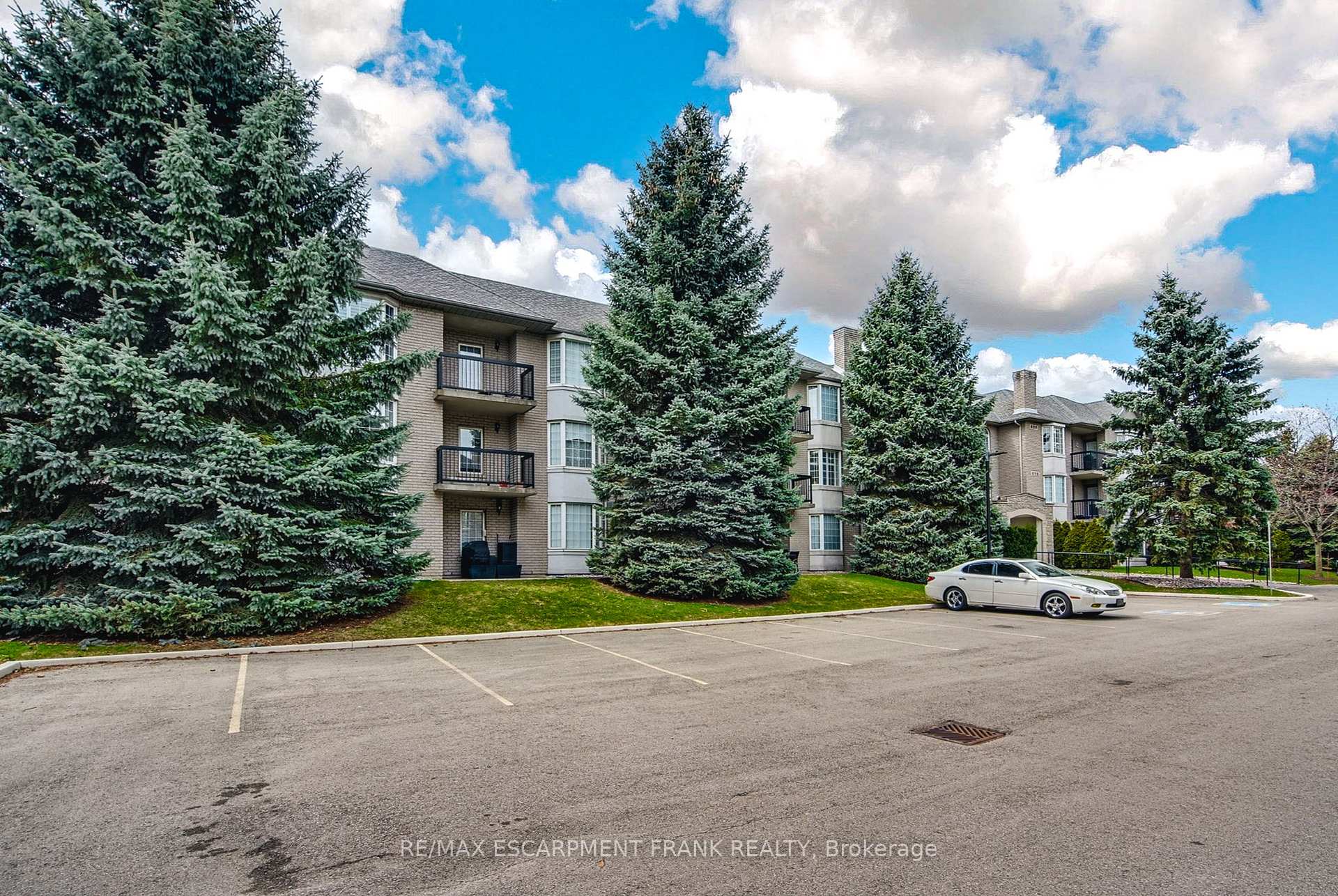 2 Bedrooms Condo at 970 Golf Links,  Hamilton For sale