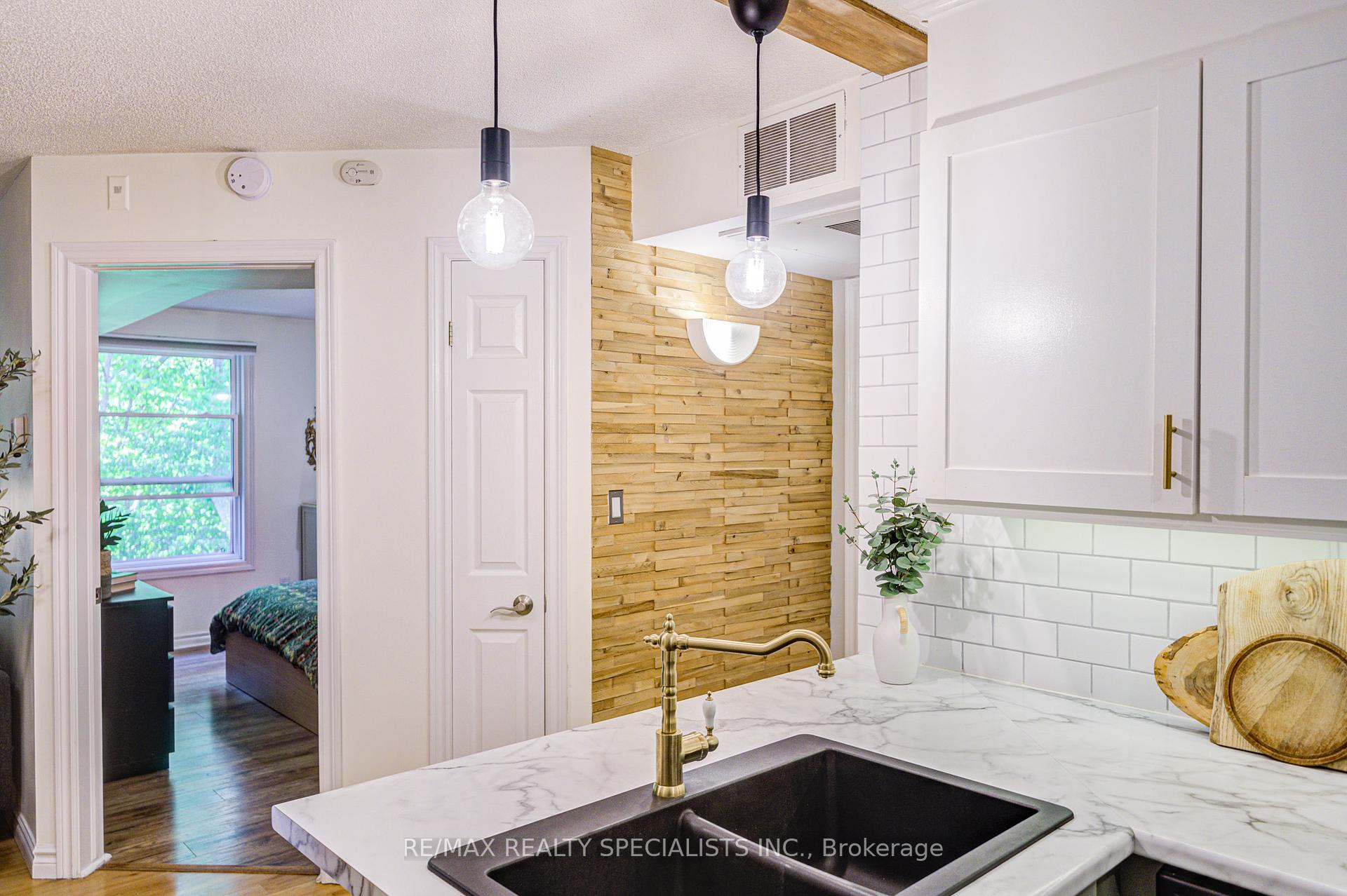 2 Bedrooms Condo at 2030 Cleaver, Burlington For sale