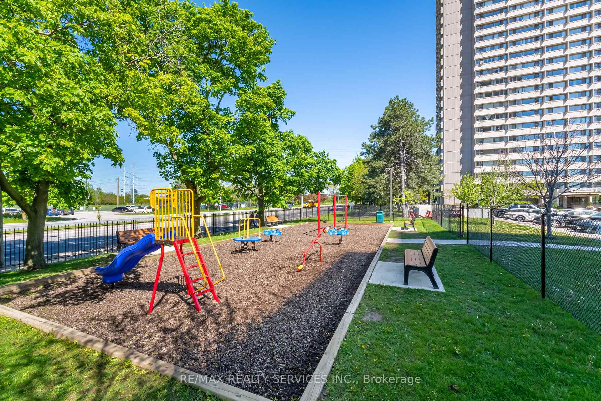 2 Bedrooms Condo at 715 Don Mills, Toronto For sale