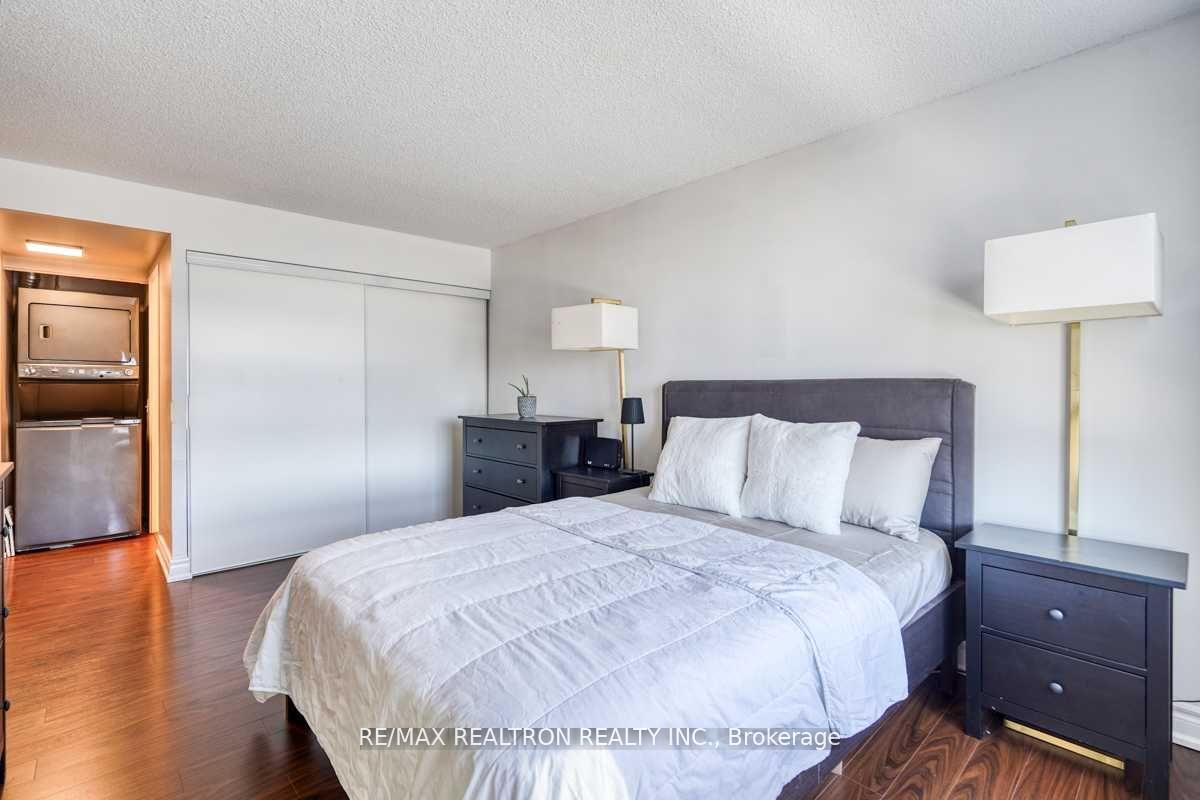2 Bedrooms Condo at 41 Markbrook,  Toronto For sale