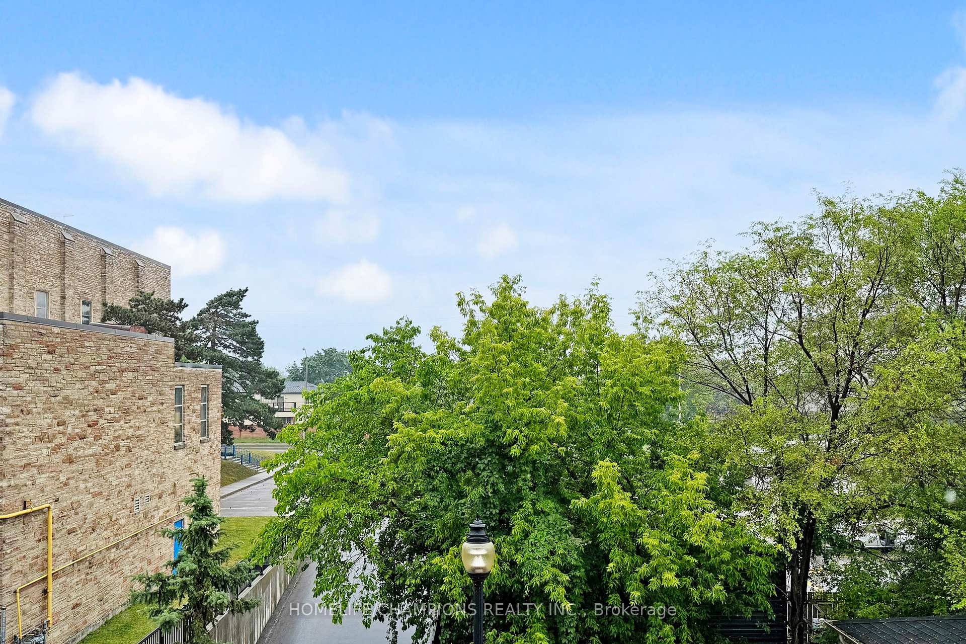 2 Bedrooms Condo at 35 Strangford, Toronto For sale
