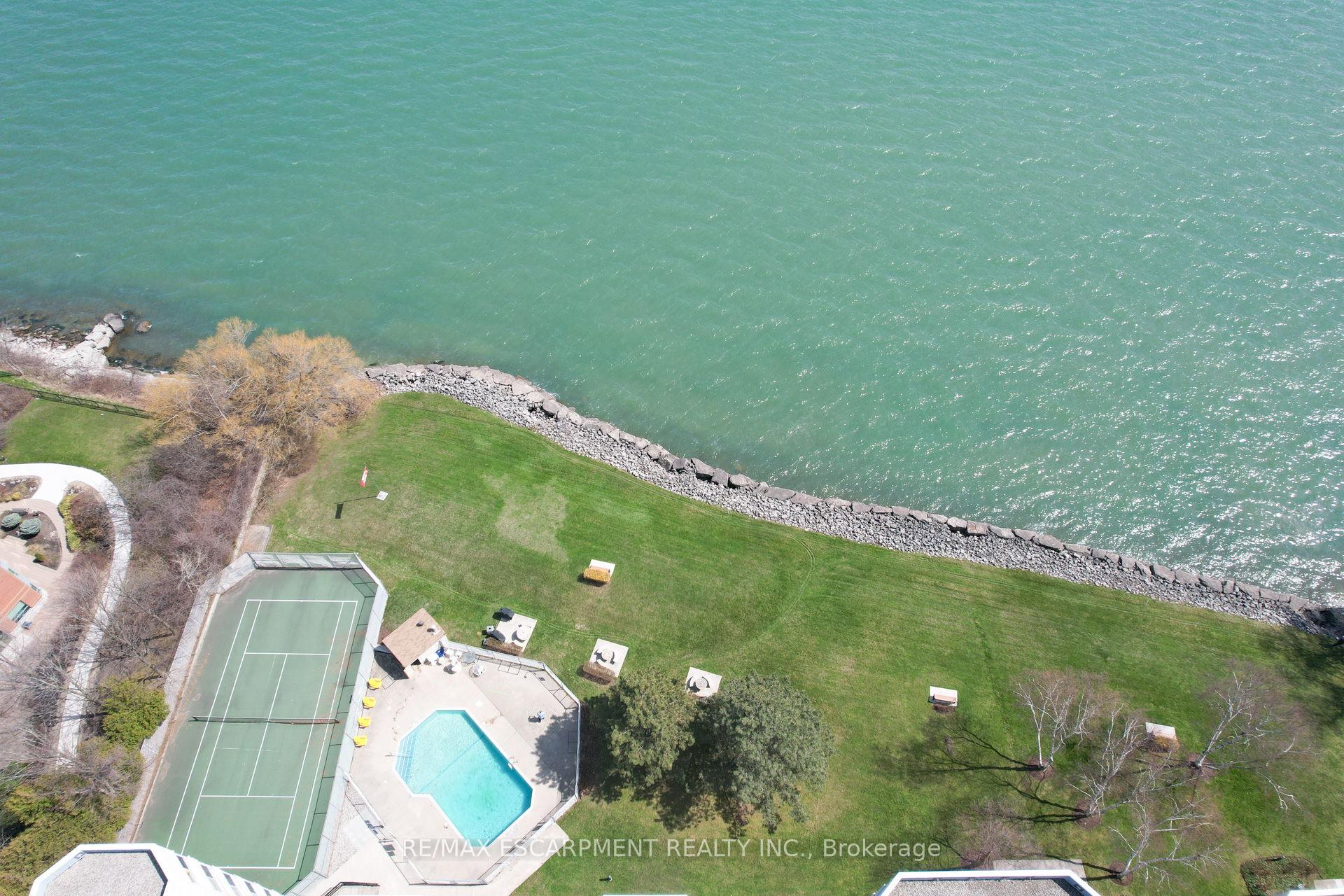 2 Bedrooms Condo at 5280 Lakeshore,  Burlington For sale