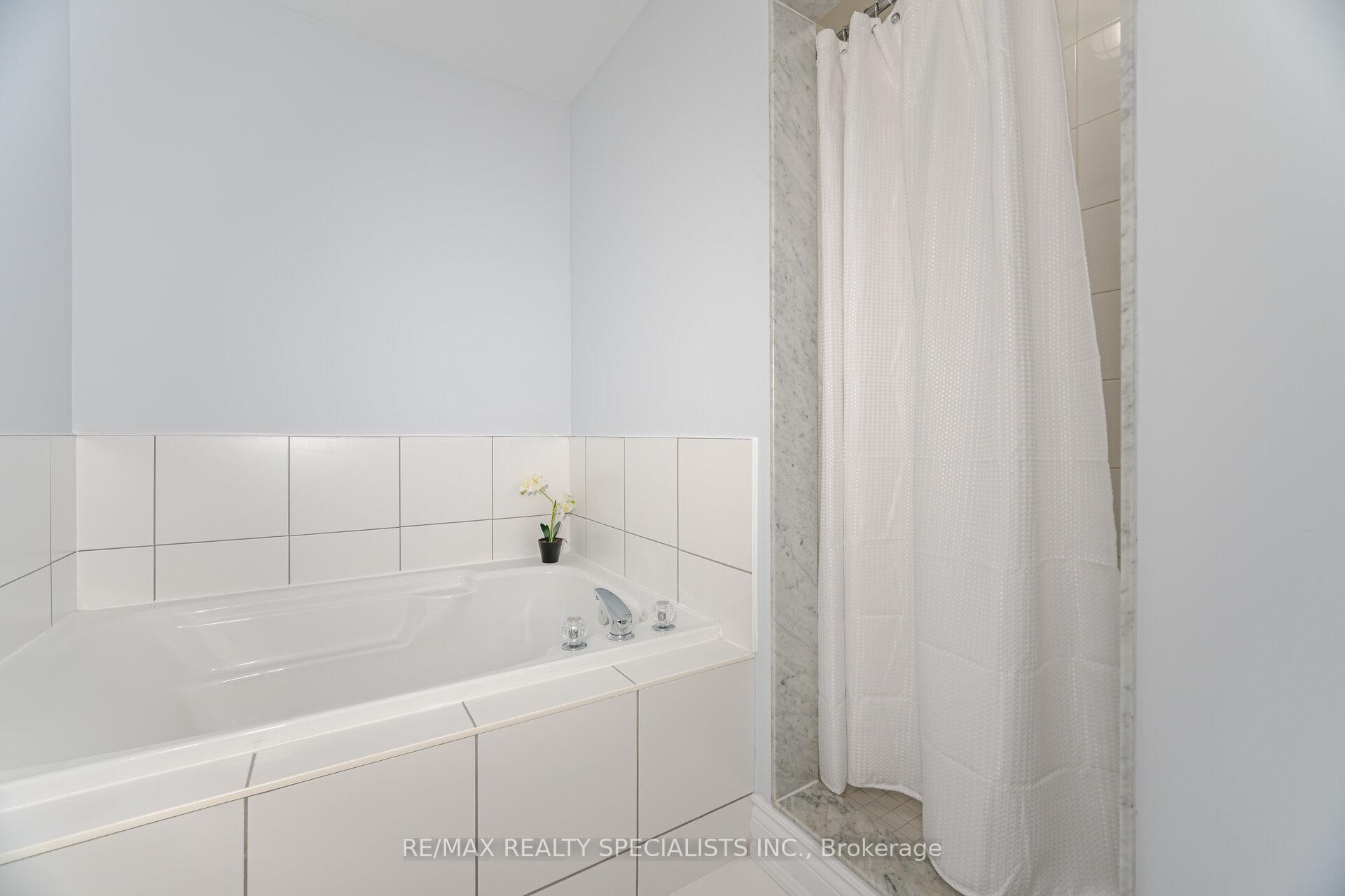 2 Bedrooms Condo at 2341 Parkhaven, Oakville For sale